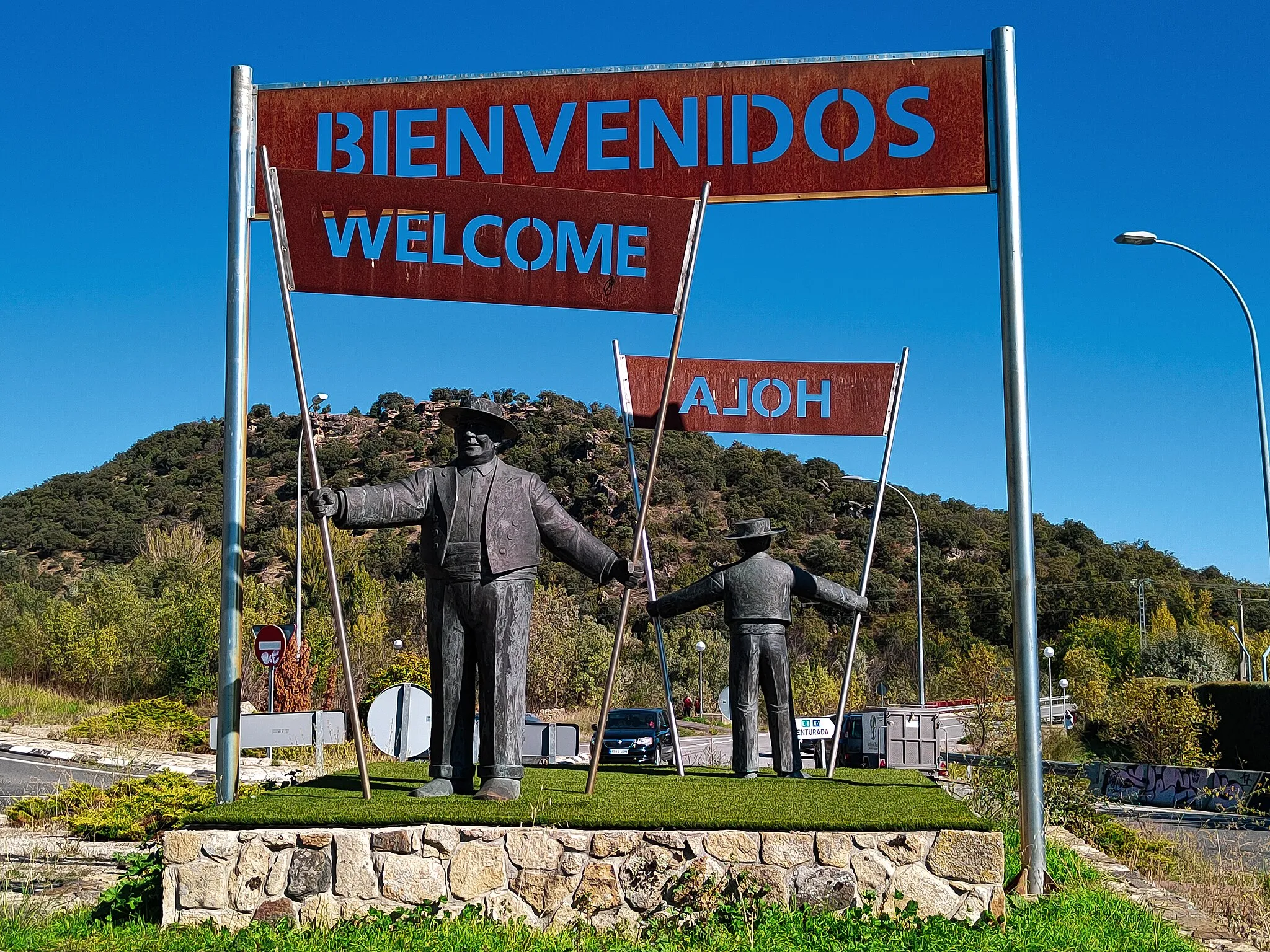 Photo showing: La escultura representa una de las escenas de la película, cuando dan la bienvenida a los americanos al pueblo