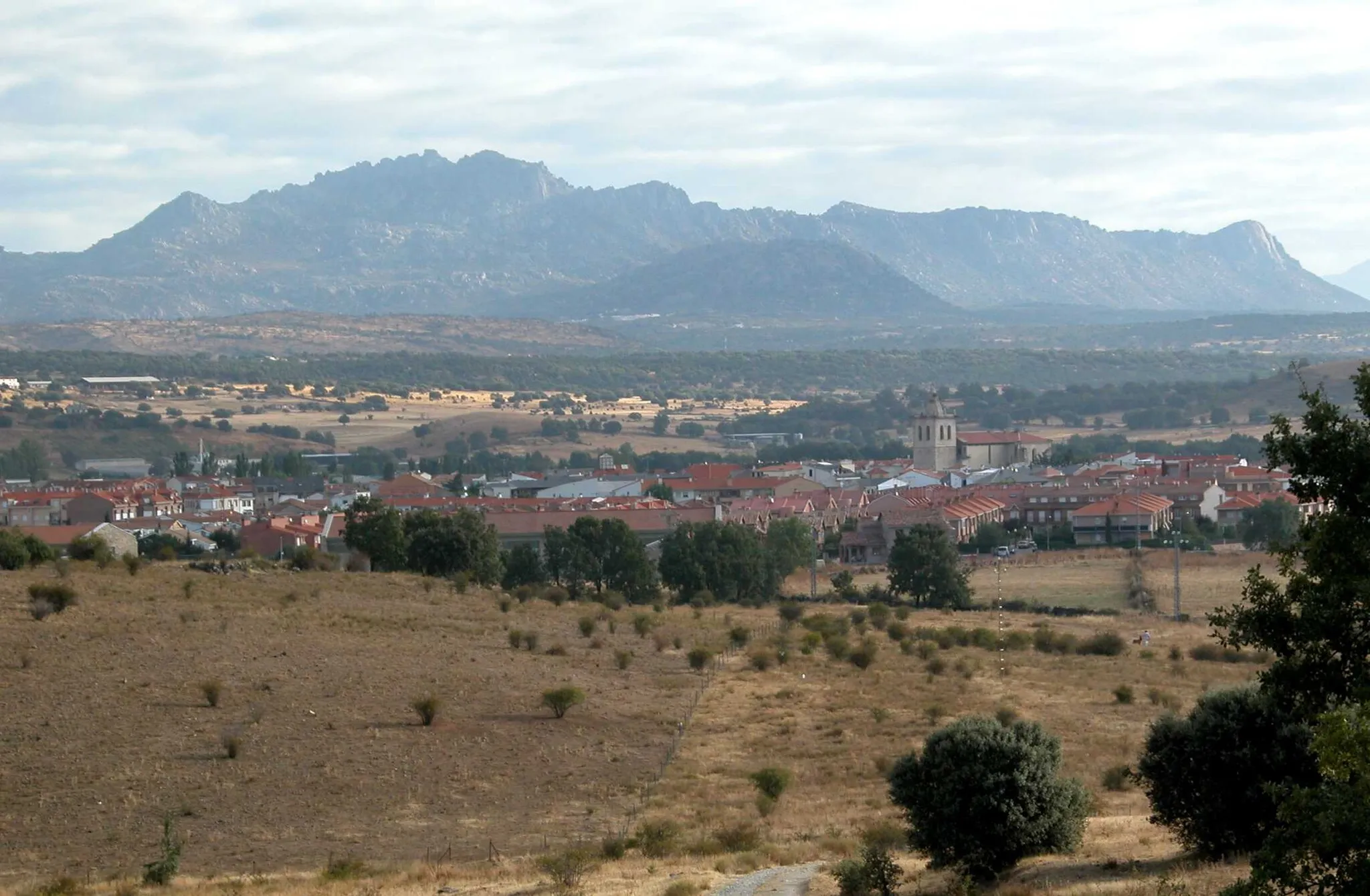Photo showing: Guadalix de la Sierra. Madrid. Spain. General view with the Cabrera's Sierra as a background.