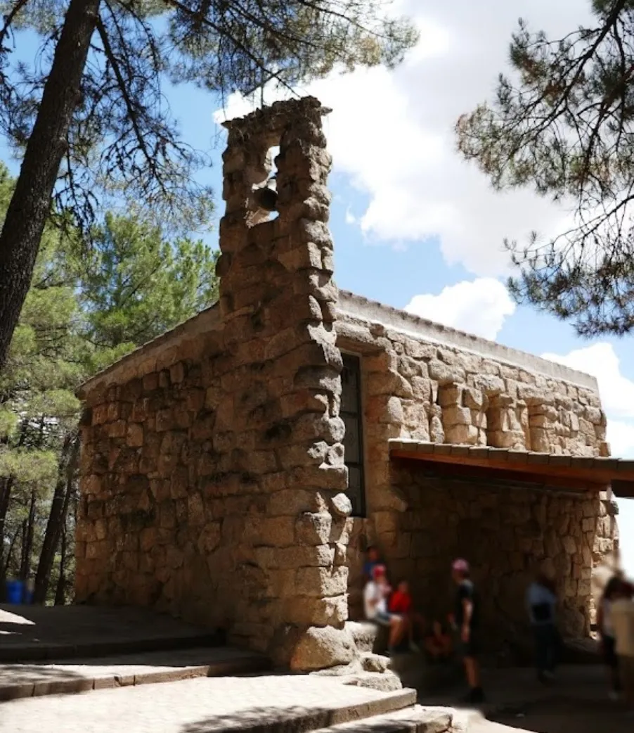 Photo showing: Ermita de la Virgen de la Jarosa, ubicada en la orilla del embalse de la Jarosa. Guadarrama (Madrid)