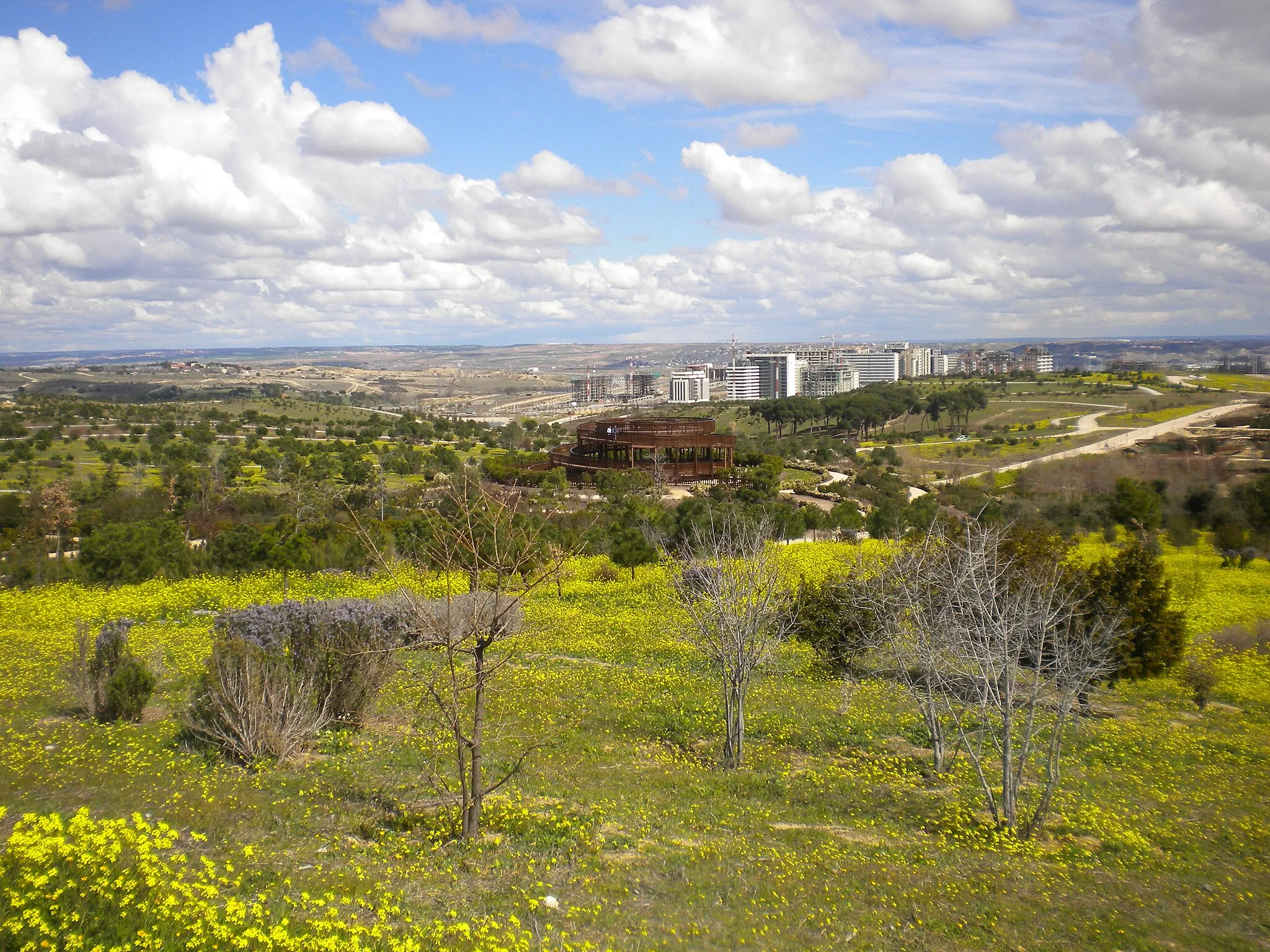 Photo showing: Lookout in Valdebebas-Felipe VI Forest Park, located in Hortaleza (Madrid, Spain).