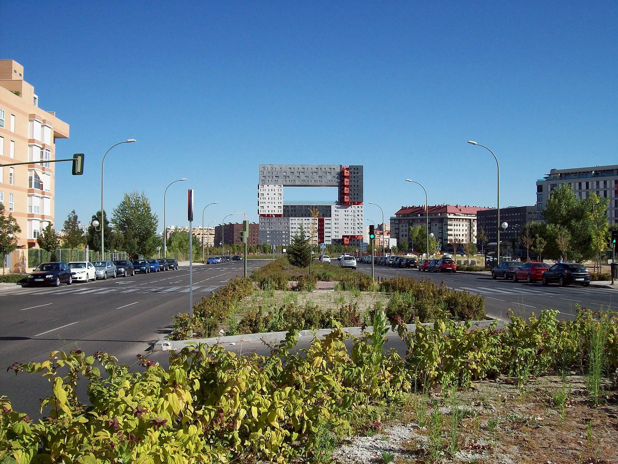 Photo showing: View from Avenida de Francisco Pi i Margall (an avenue) in Hortaleza district in Madrid (Spain). Background: Mirador Building.