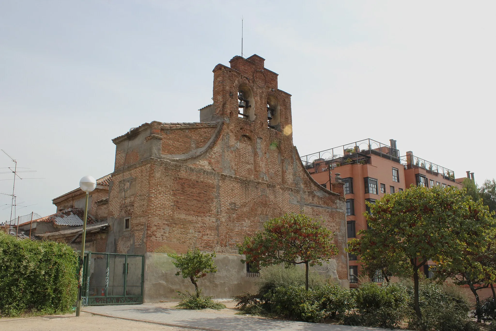 Photo showing: La antigua iglesia de San Juan Bautista empezó a construirse en el año 1689. Durante siglos fue la iglesia del pueblo de Canillas. Posterioremente, se convirtió en la parroquia de Santa Paula y actualmente, en la ermita de San Blas.