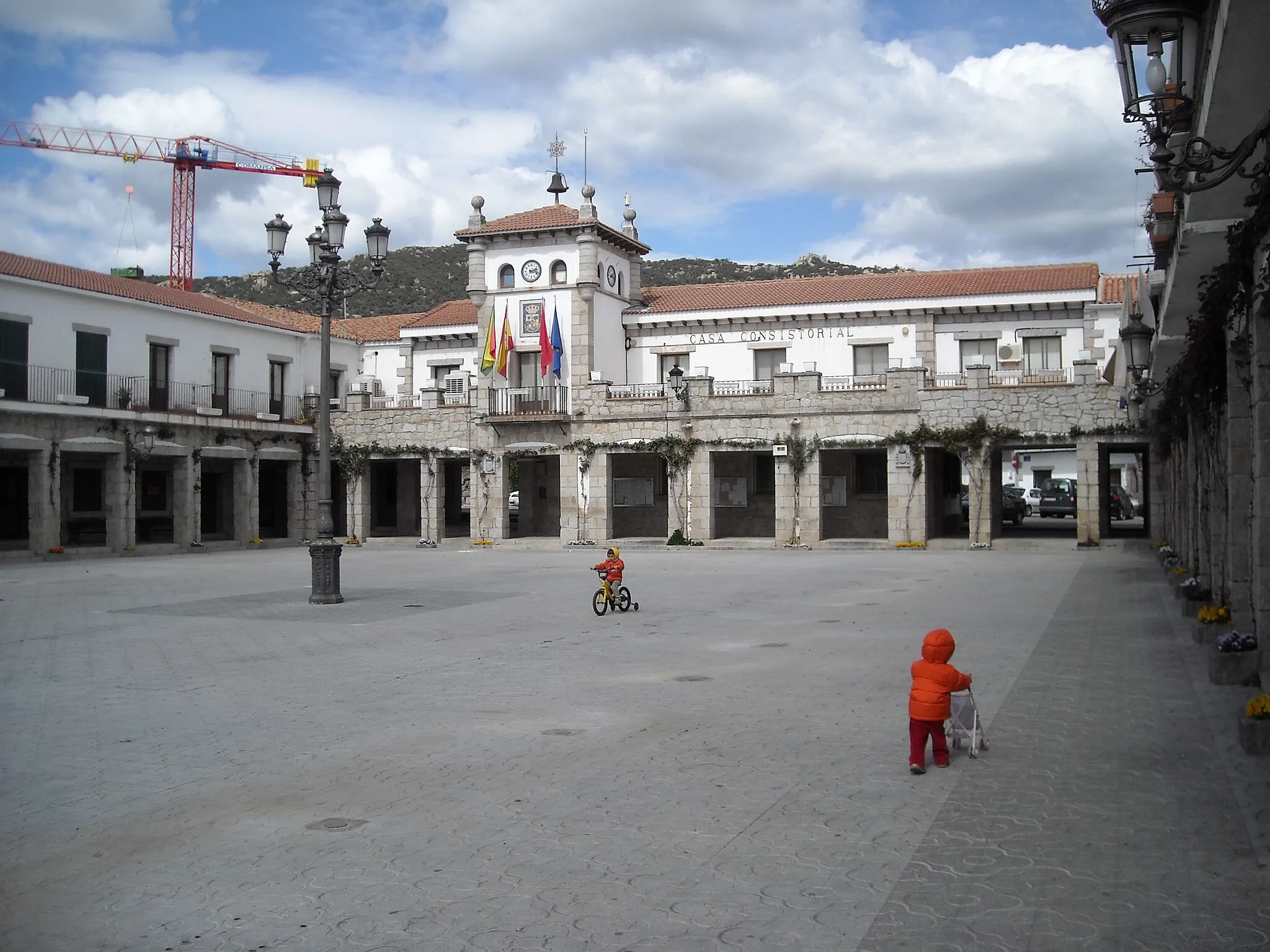 Photo showing: Plaza Mayor and Town Hall, Hoyo de Manzanares, Madrid, Spain