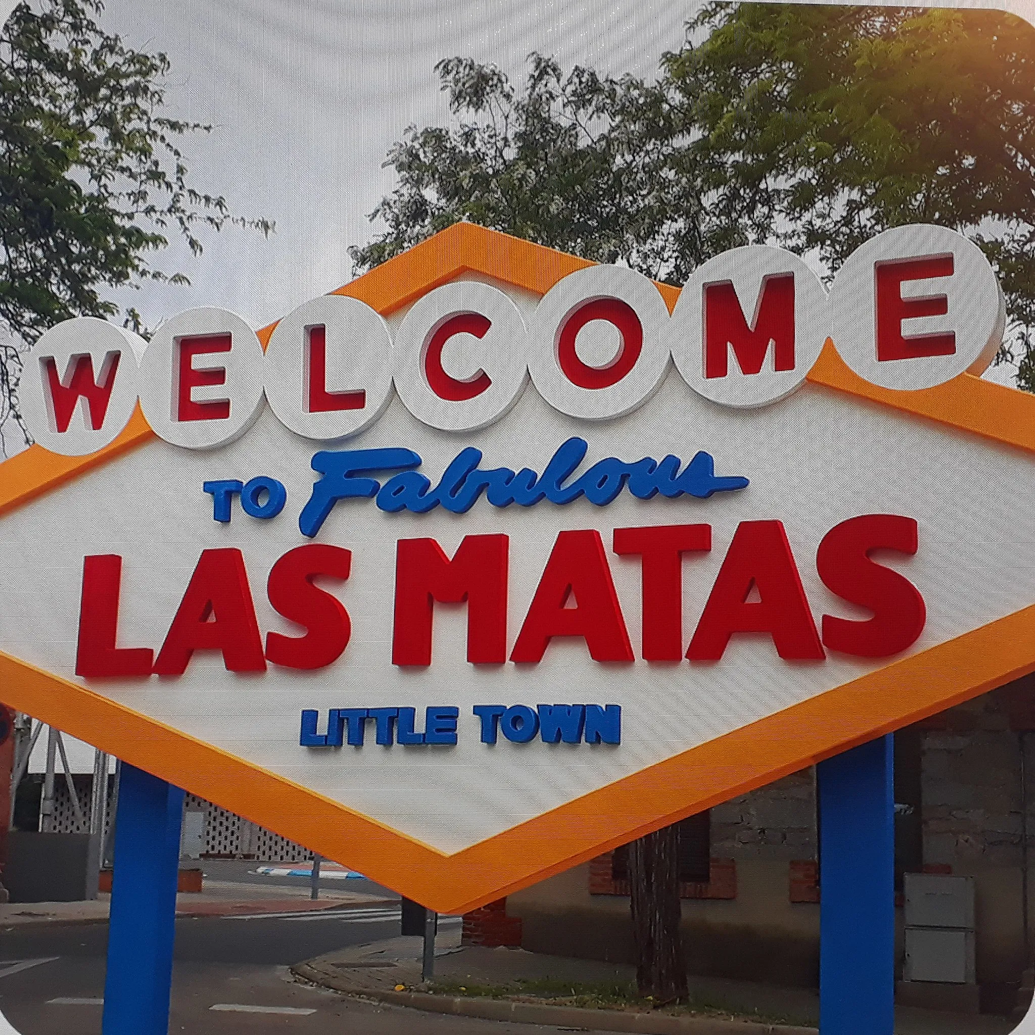 Photo showing: Cartel de bienvenida a Las Matas realizado por Ohana Wood en 2019