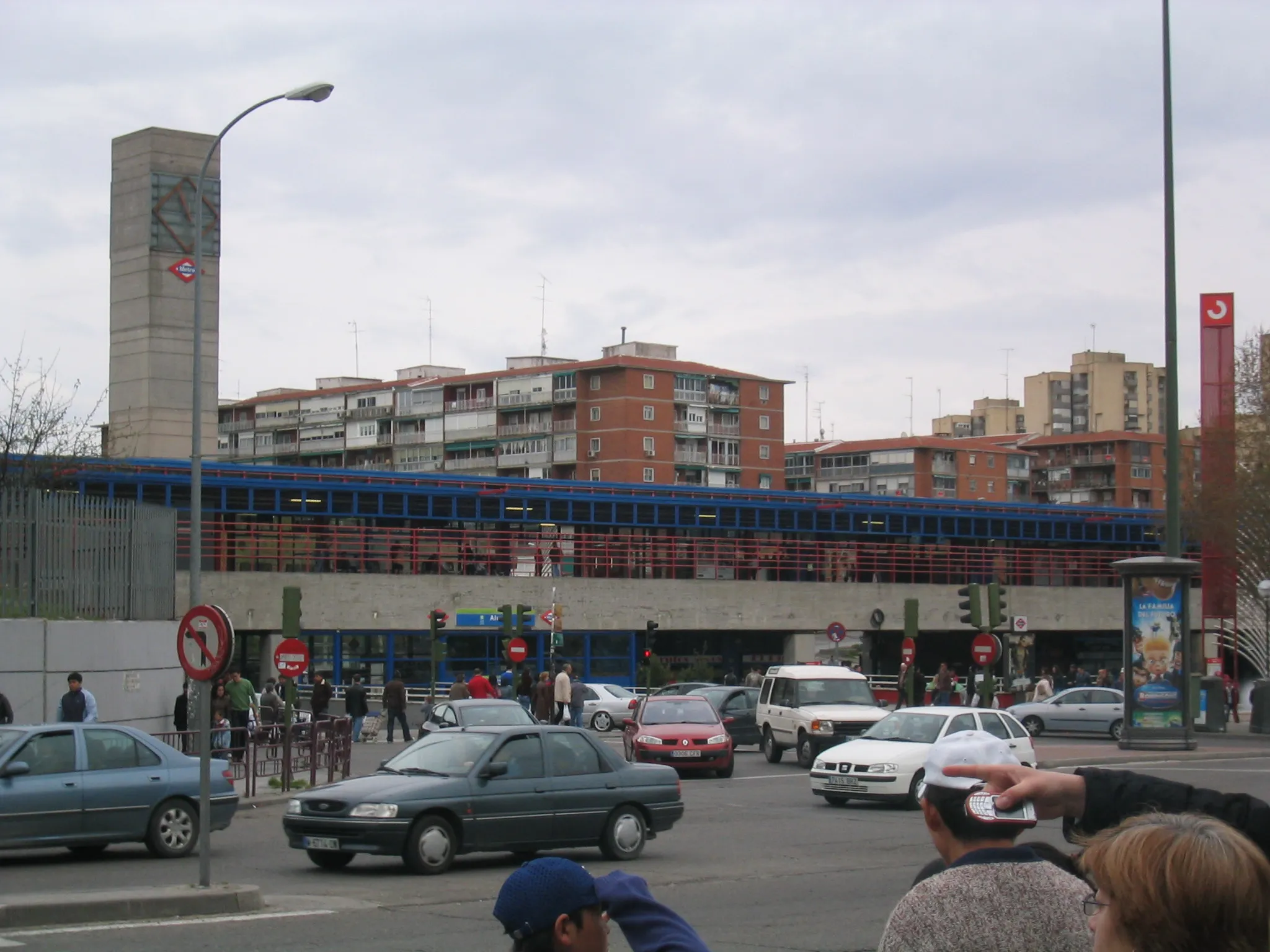 Photo showing: Imagen del intercambiador de transportes de Aluche en Madrid (España).