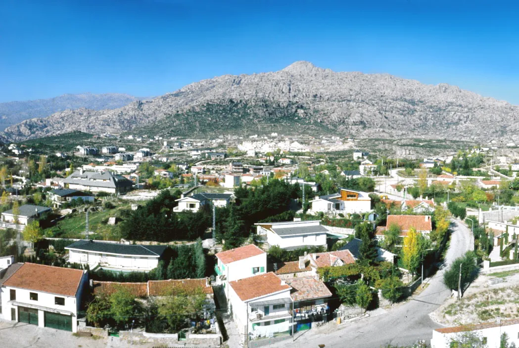 Photo showing: The  town from the castle, in the background, La Pedriza, . Manzanares el Real, Madrid, Spain