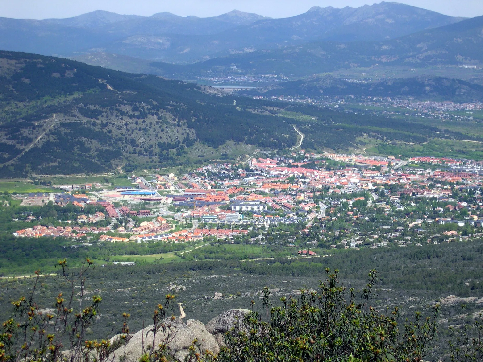 Photo showing: Vista parcial del pueblo de Moralzarzal, tomada desde Canto Hastial.