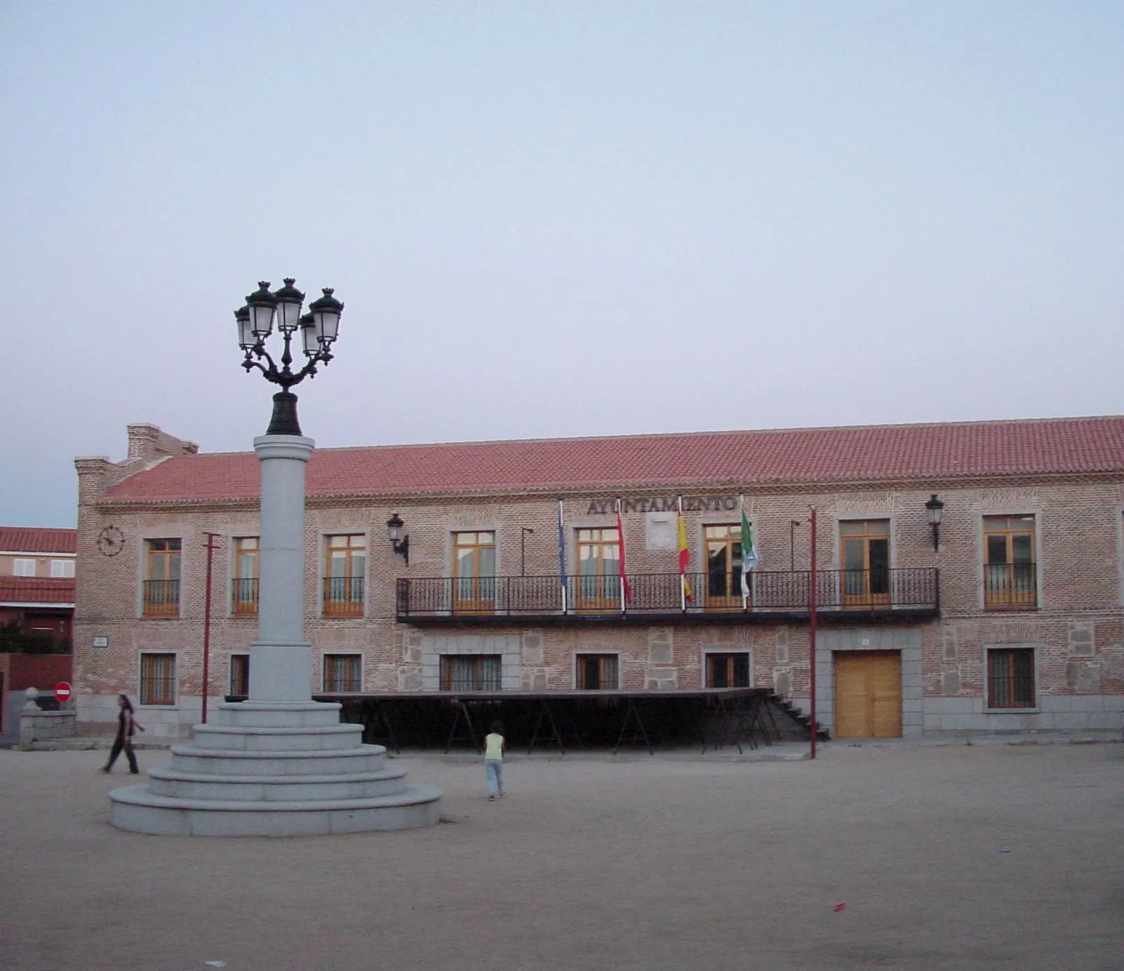 Photo showing: Ayuntamiento de Navas del Rey.