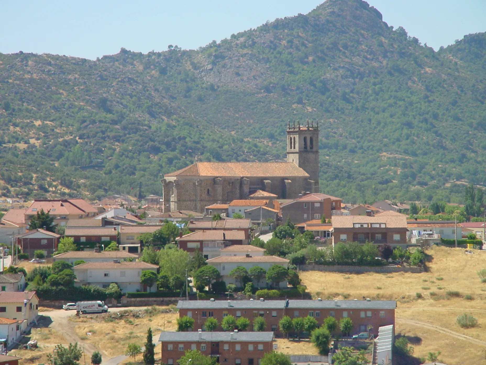Photo showing: Vista de Robledo de Chavela con la iglesia de la Asunción.