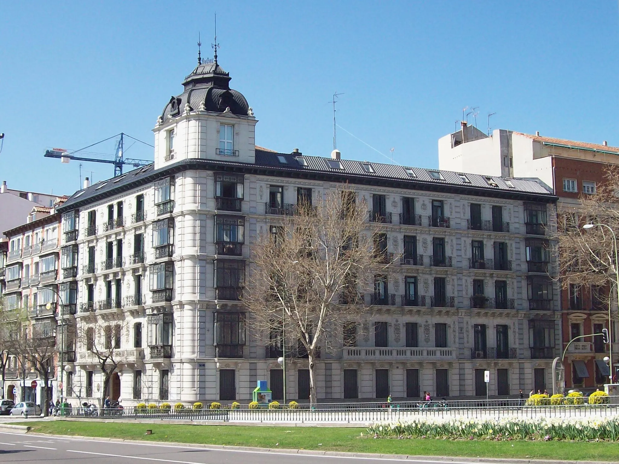 Photo showing: View, from the south-east angle, of Fundación Universitaria Española's headquarters, at 93 Calle de Alcalá (street, Salamanca district) in Madrid (Spain). Building was projected in 1901 by Santiago Castellanos Urízar, and built from 1901 to 1903 as a mansion for Federico Ortiz.