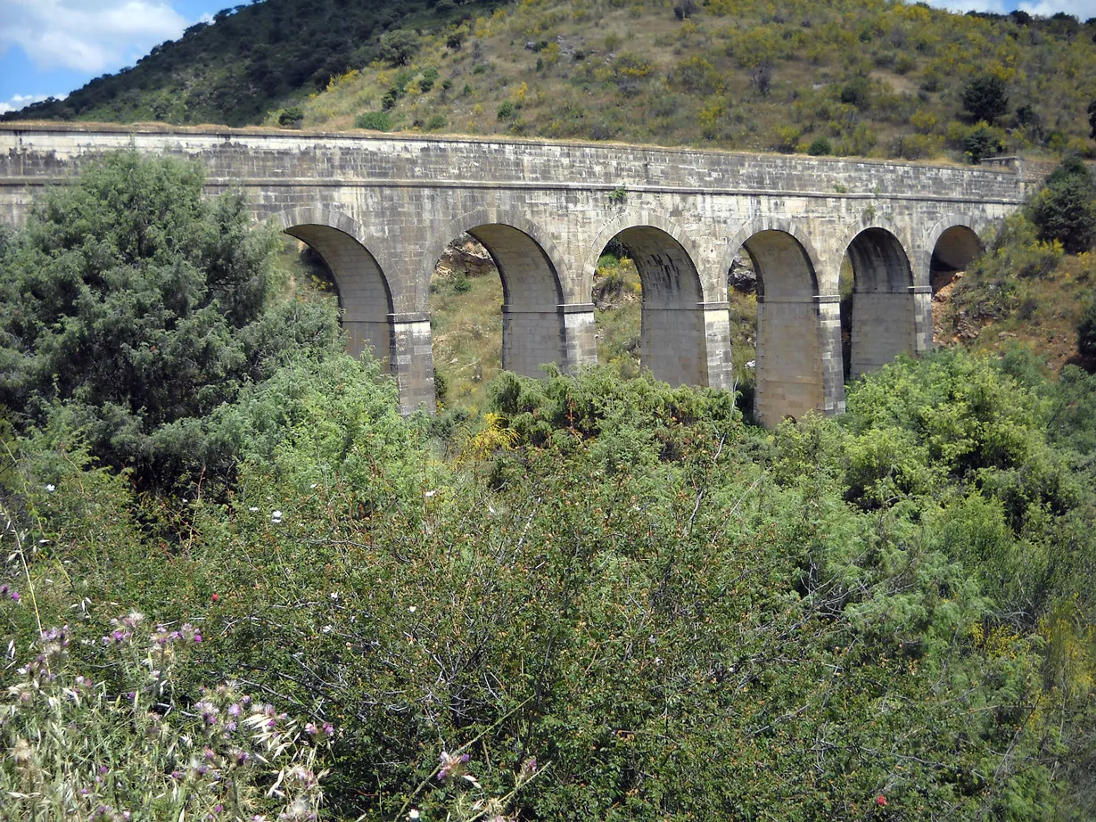 Photo showing: El acueducto de la Retuerta es de mayor longitud (170 m) y altura (28 m) del canal Bajo.