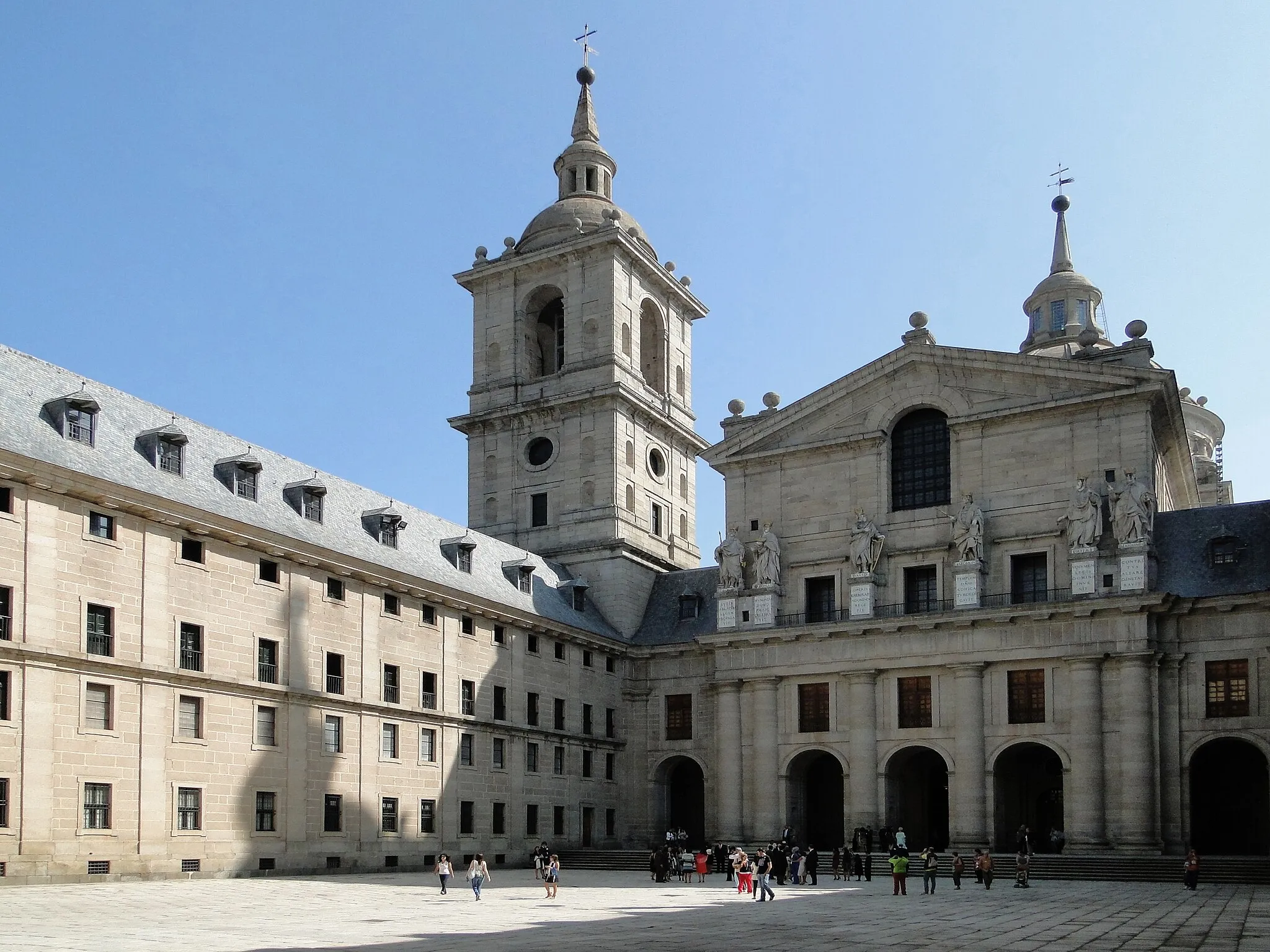 Photo showing: Courtyard of the Kings and the Basilica of the Monastery of El Escorial, San Lorenzo of El Escorial, Spain