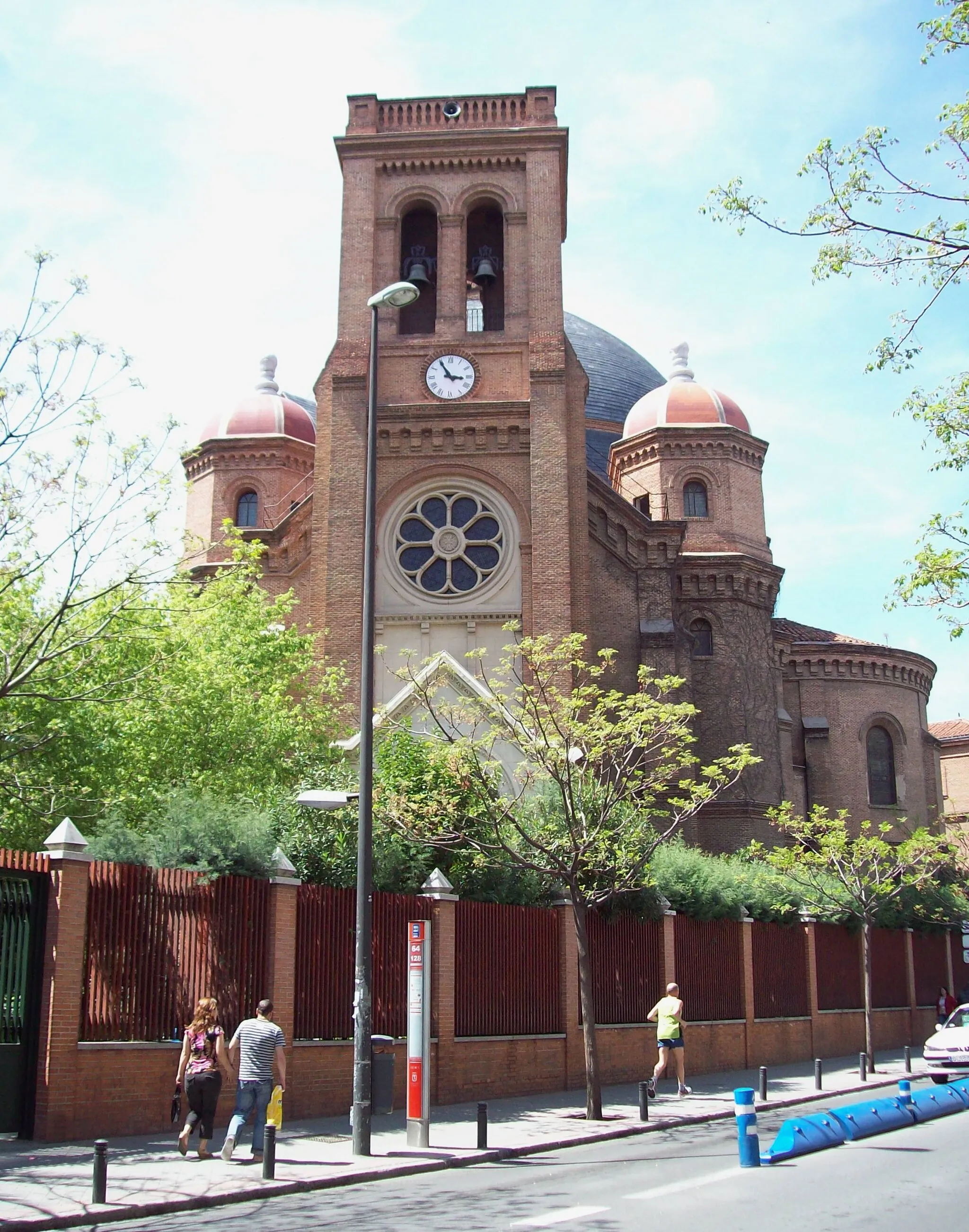 Photo showing: View of Iglesia de San Francisco de Sales ("Church of Saint Francis de Sales") in Madrid (Spain), at 3 Calle de Francos Rodríguez (street) in Tetuán district. It was projected in 1925 by architect Joaquín Saldaña López and built between 1926 and 1931.
