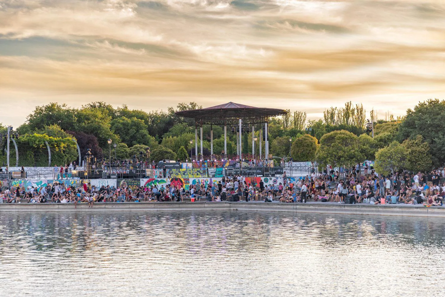 Photo showing: Un año más, Veranos de la Villa está convirtiendo Madrid en un gran festival repartido por toda la ciudad con una amplia y diversa programación que está registrando una alta asistencia de público. Desde su arranque el pasado 29 de junio, más de 70.000 personas han disfrutado de alguna de las actividades del festival, que ha colgado el cartel de “aforo completo” en la mayoría de sus citas.