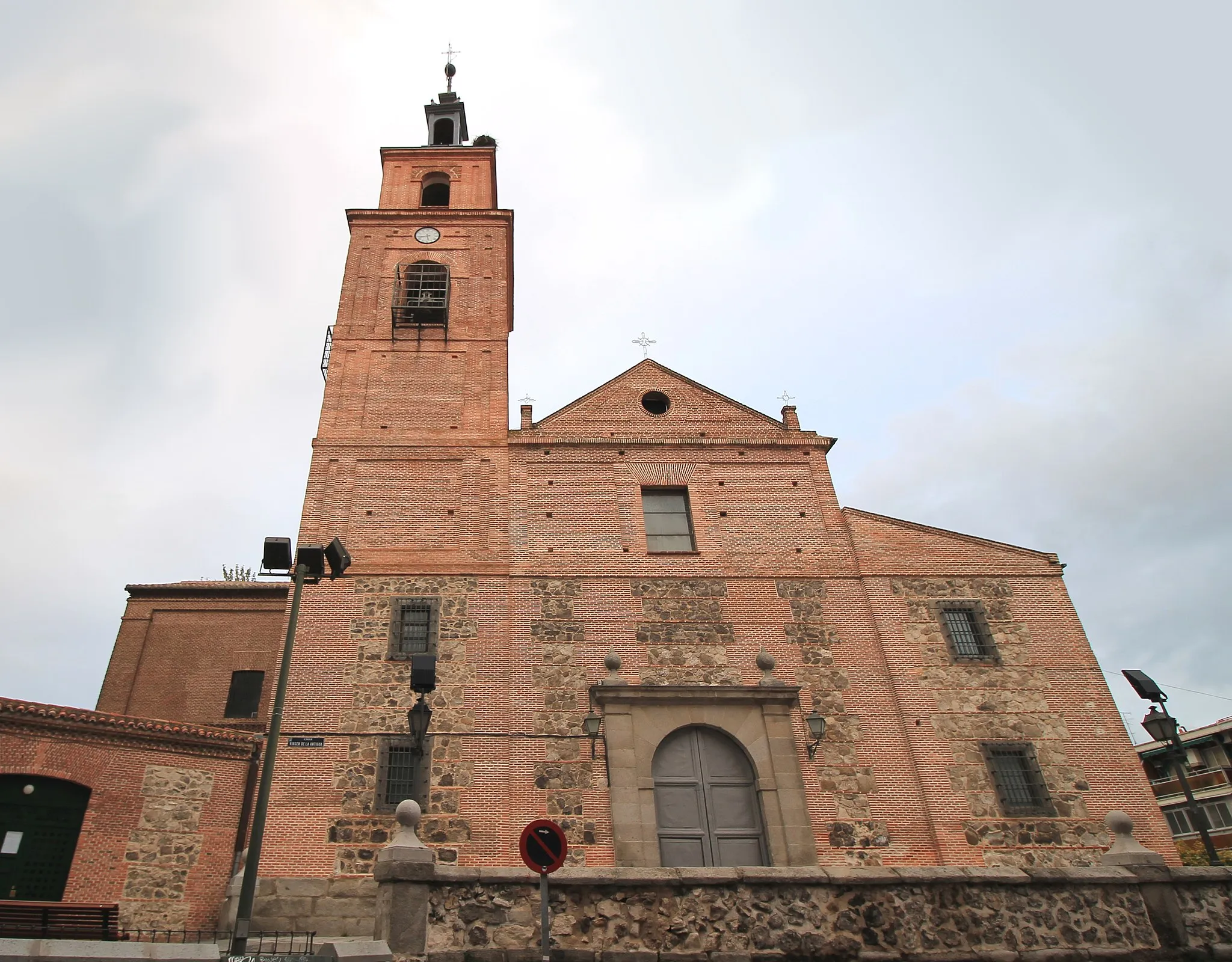 Photo showing: Façade of the Church of Santa María la Antigua in Madrid (Spain).