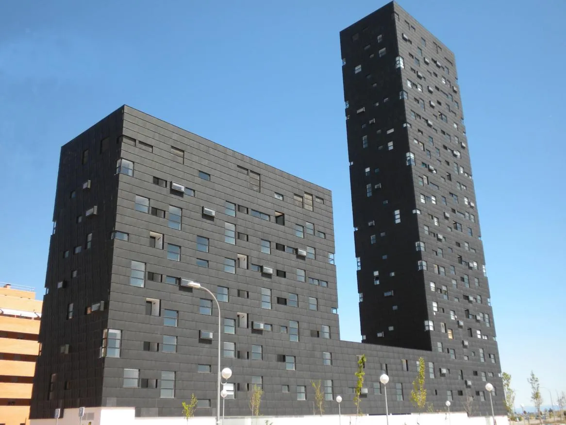 Photo showing: View of Vallecas 20 building in Madrid (Spain) from the south angle.