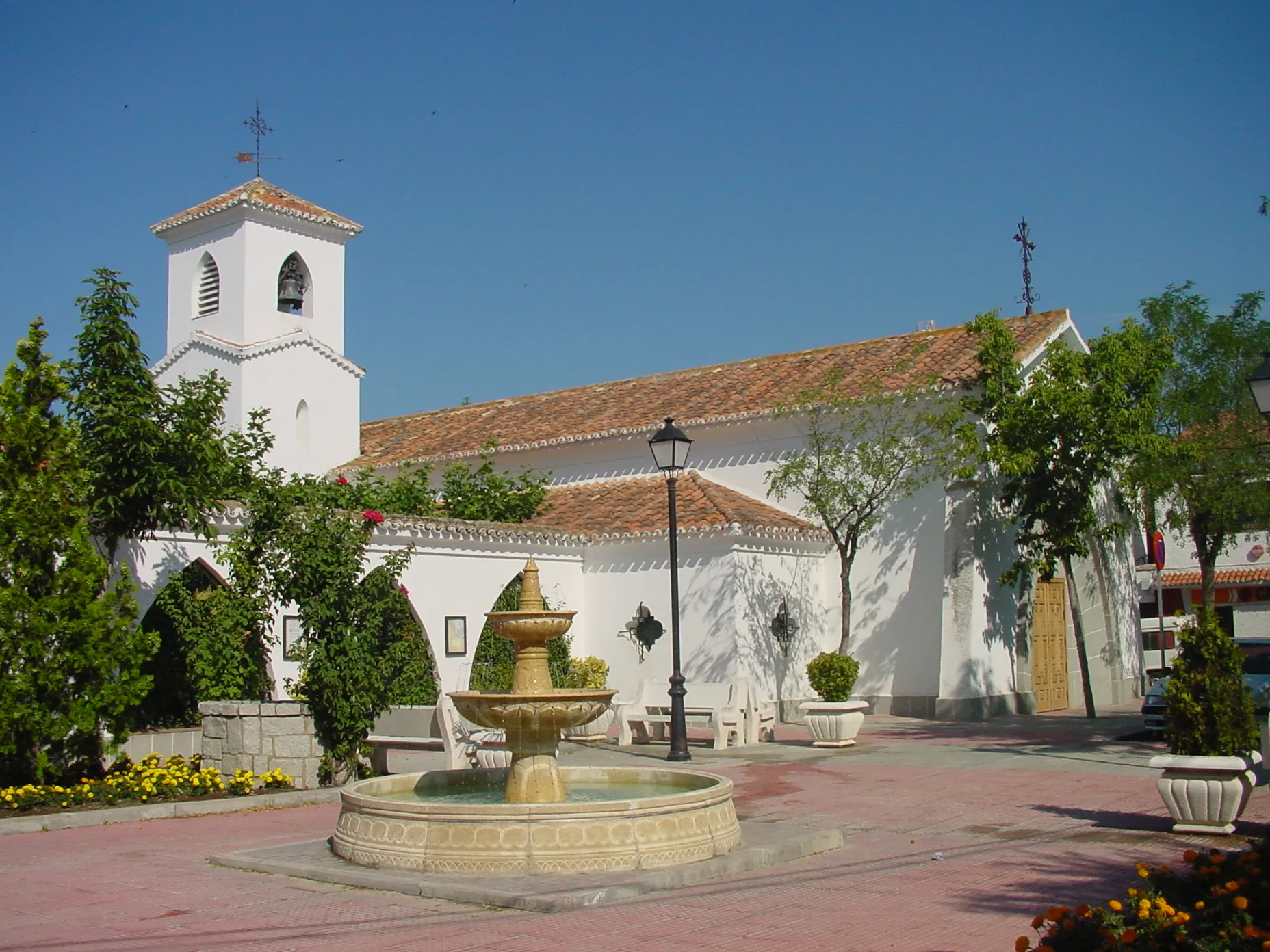 Photo showing: Fuente e iglesia en Villanueva del Pardillo.