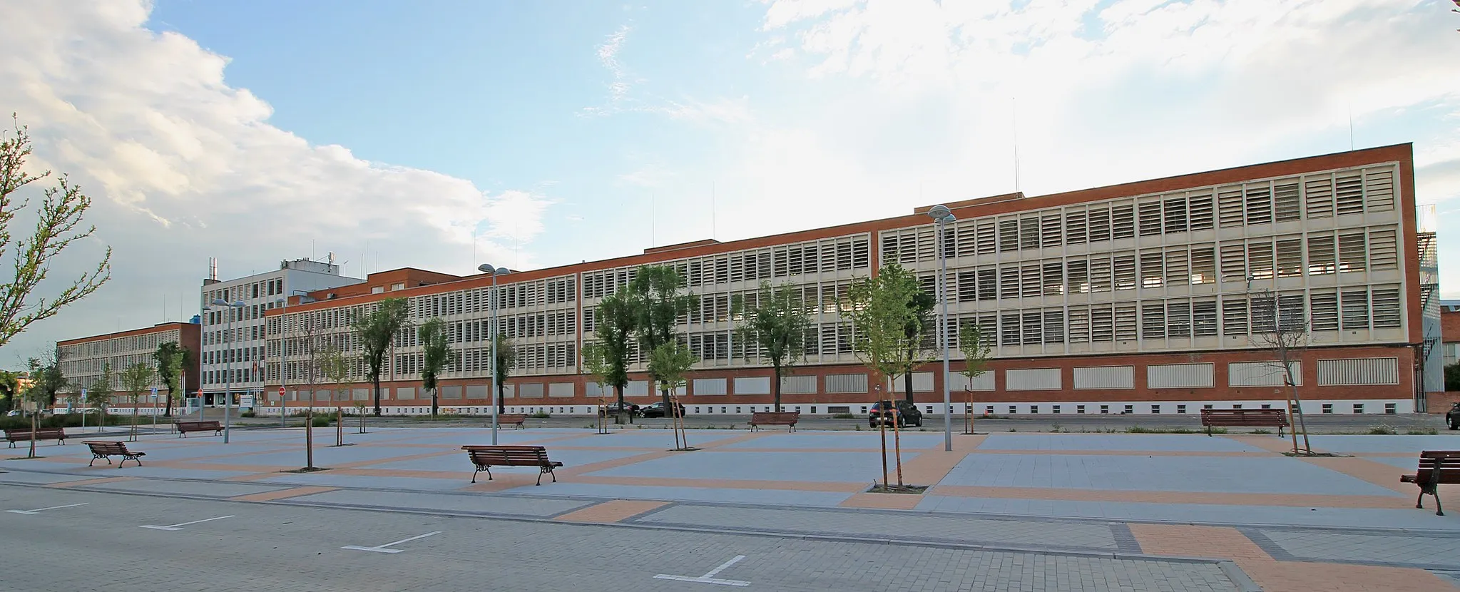 Photo showing: Former head offices of Barreiros Diesel. Nowadays, facilities of the PSA factory in Madrid (Spain).