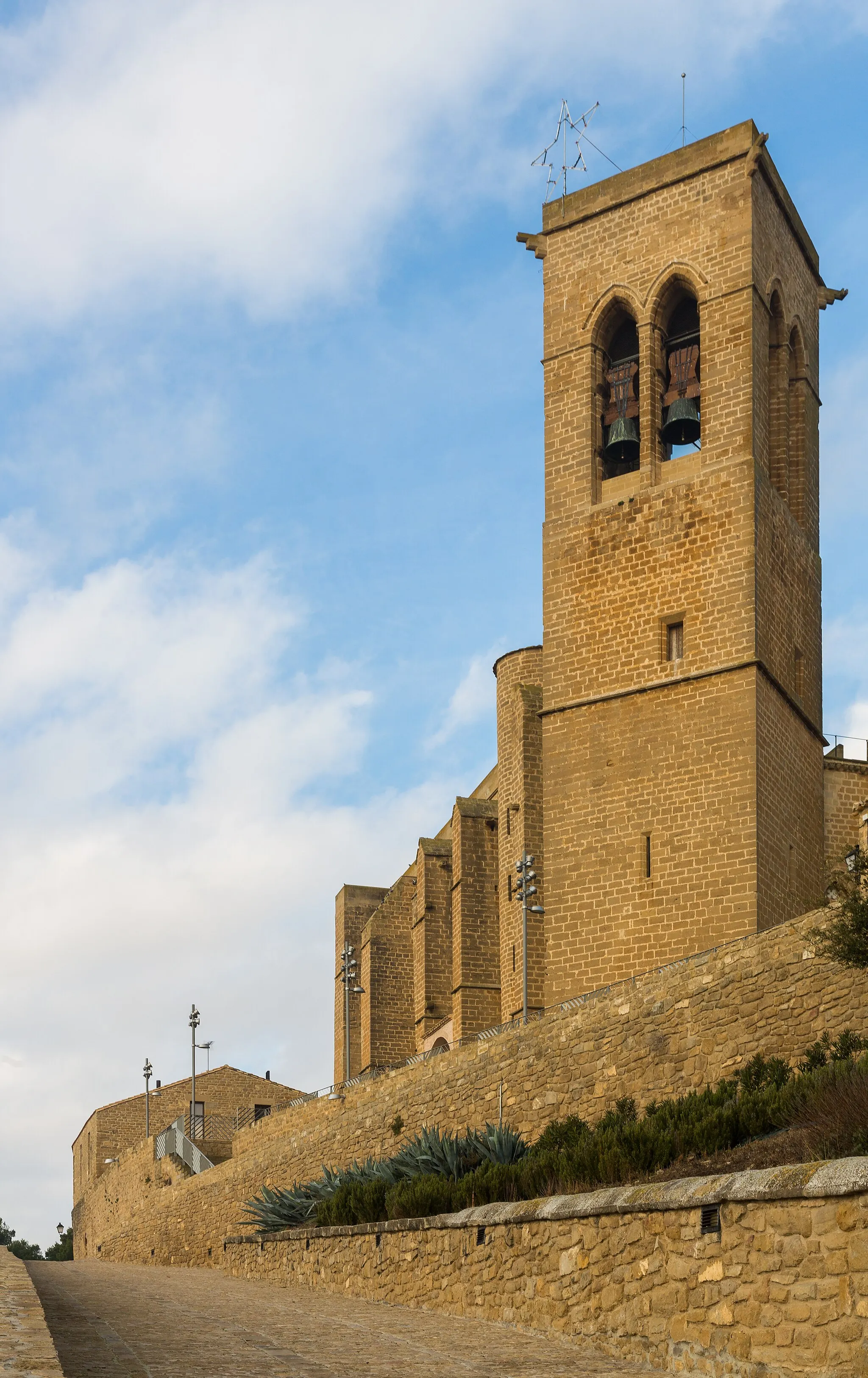 Photo showing: Fortified church of San Saturio, Cerco de Artajona, Navarre, Spain