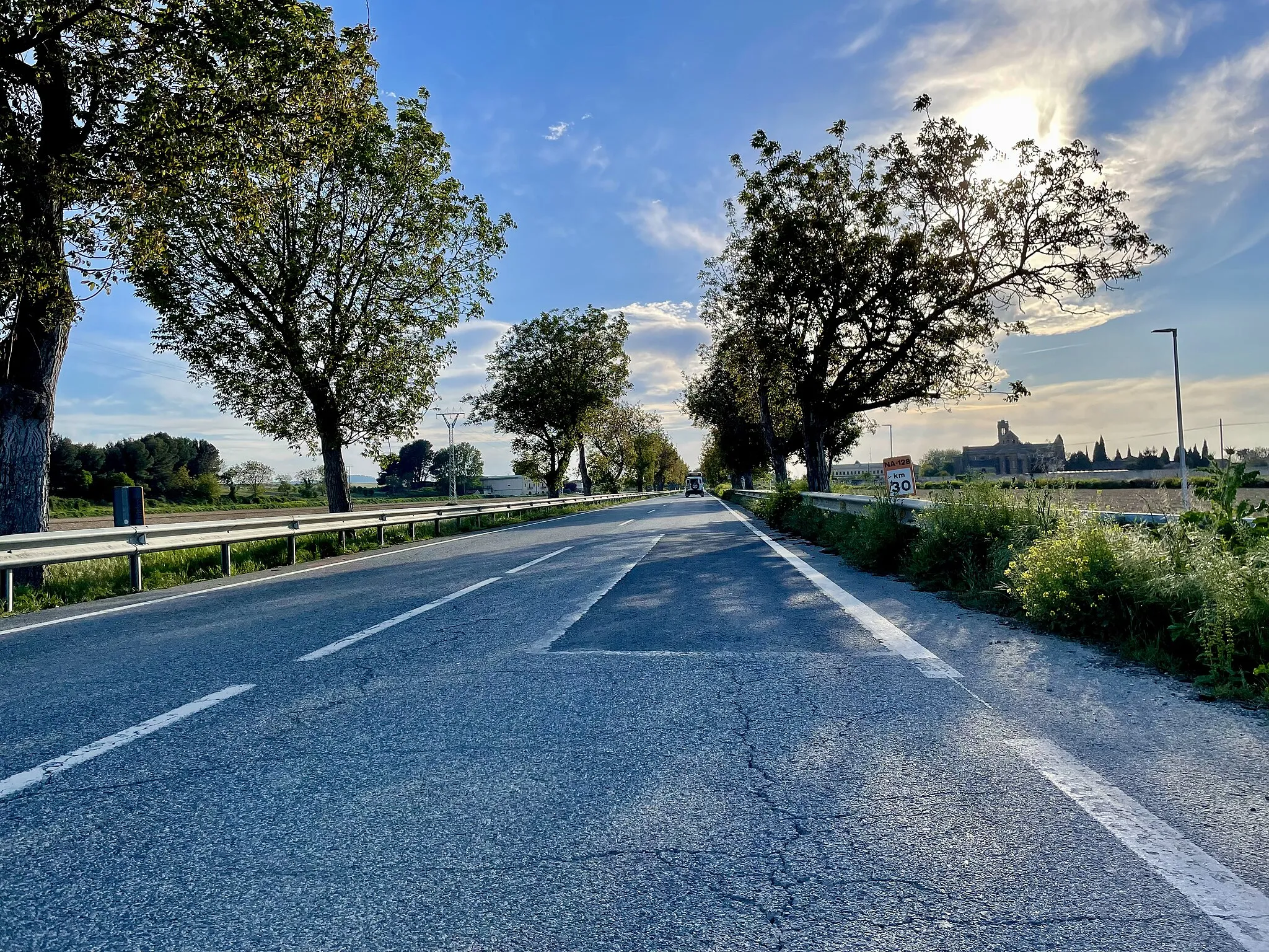 Photo showing: Pk 30 de la NA-128 en Carcastillo. A la derecha se ve el Monasterio de La Oliva