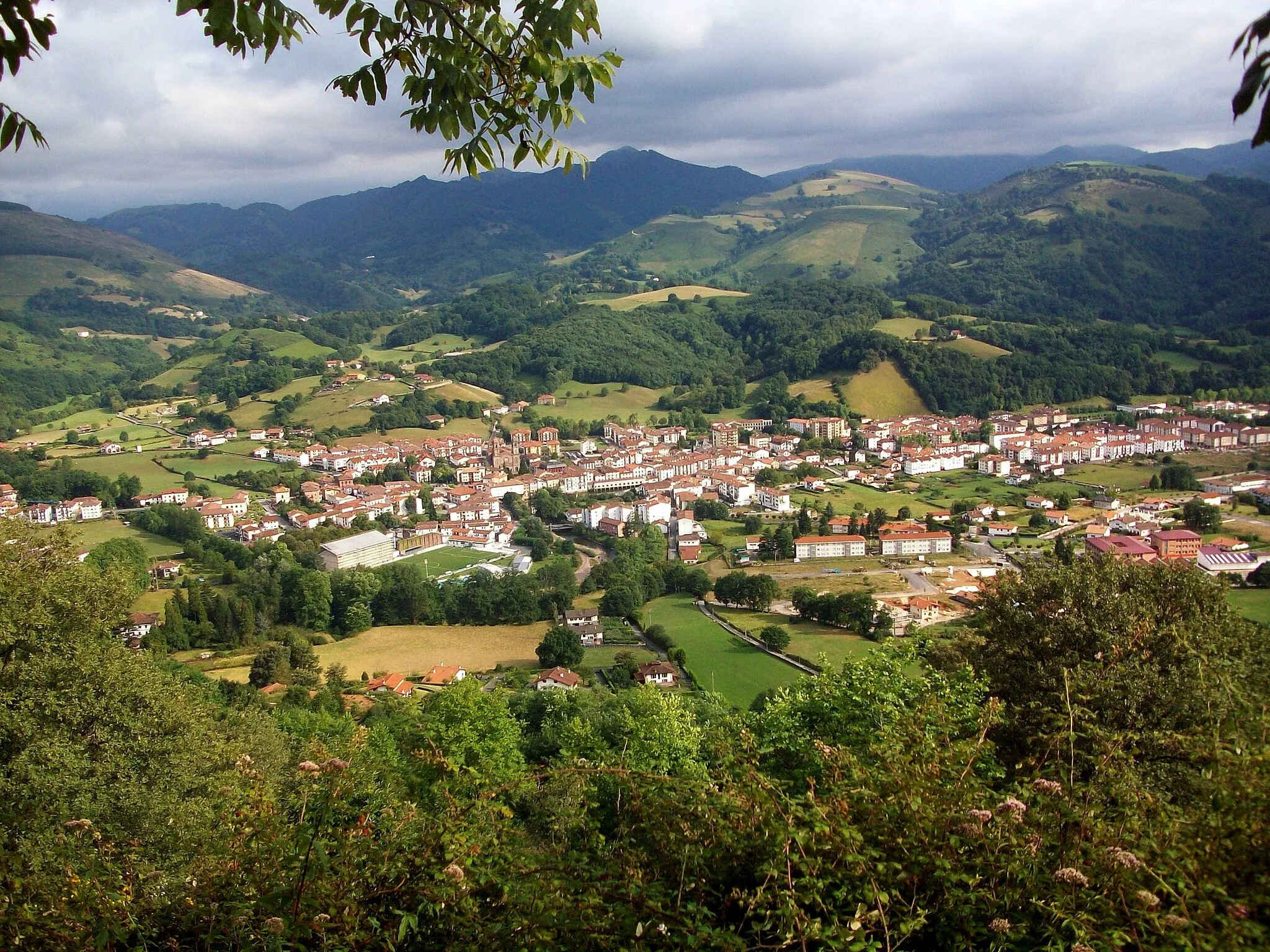 Photo showing: Baztango Elizondo herria. Nafarroa, Euskal Herria. 
Elizondo village in Baztan. Navarre, Basque Country.