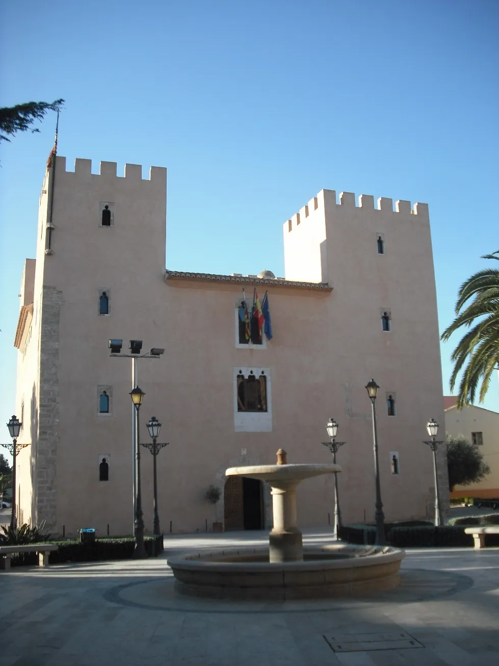 Photo showing: Façana est (principal) del castell d'Albalat dels Sorells, seu de l'ajuntament.