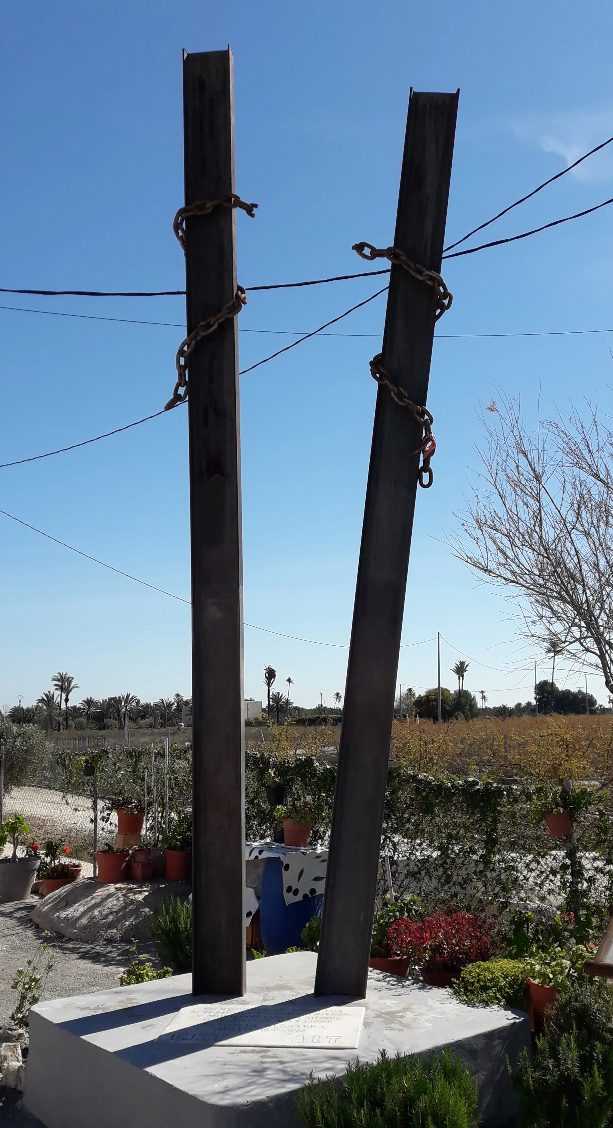 Photo showing: Monumento en memoria de las víctimas del campo de concentración franquista de Albatera (San Isidro, Alicante), situado en las inmediaciones. Erigido en 1995 por la CNT-AIT, con dos vigas de hierro como estructura.