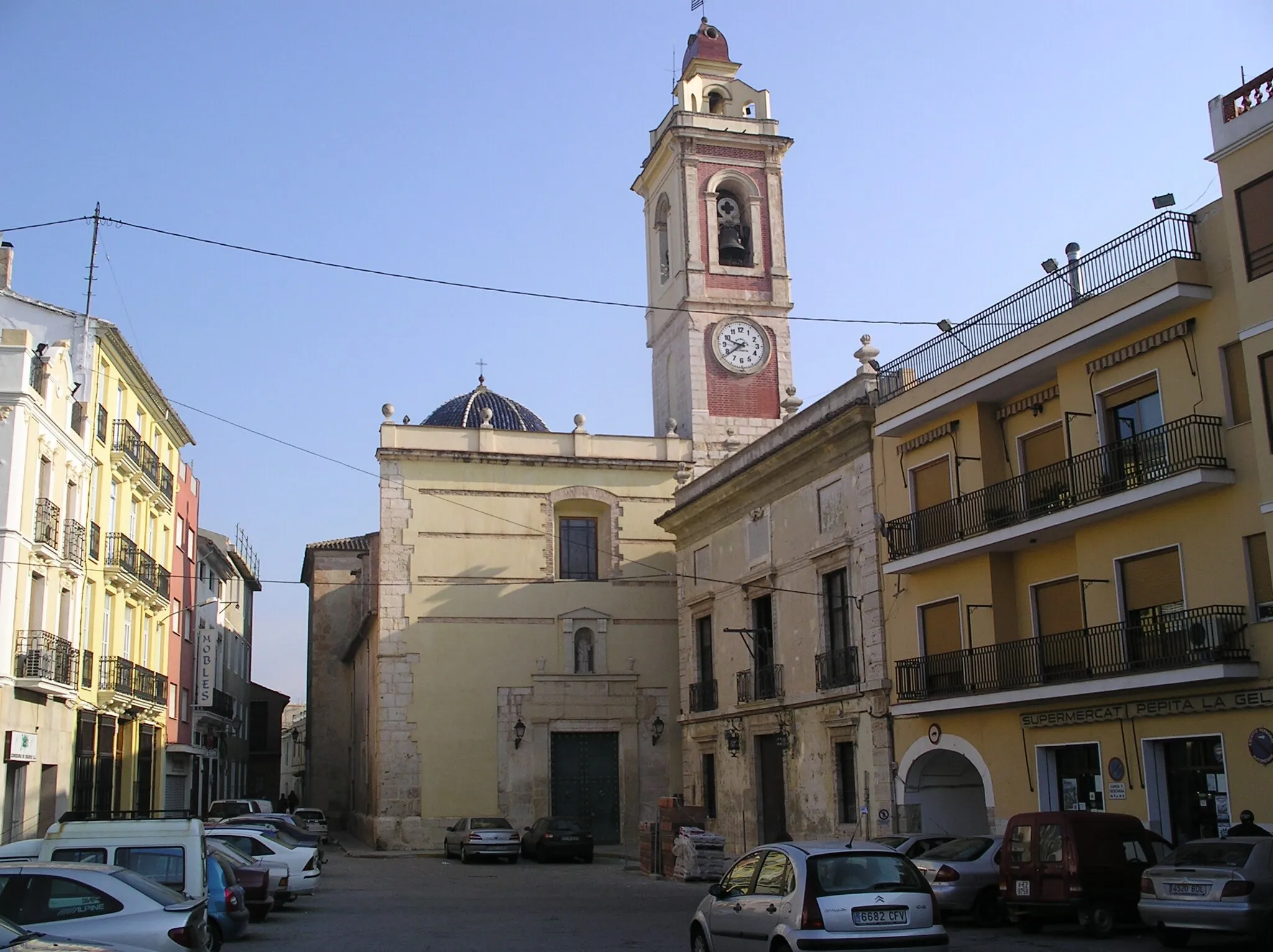 Photo showing: Vista de la plaza del Ayuntamiento de Alberique, Valencia, España, con la Iglesia de San Lorenzo.