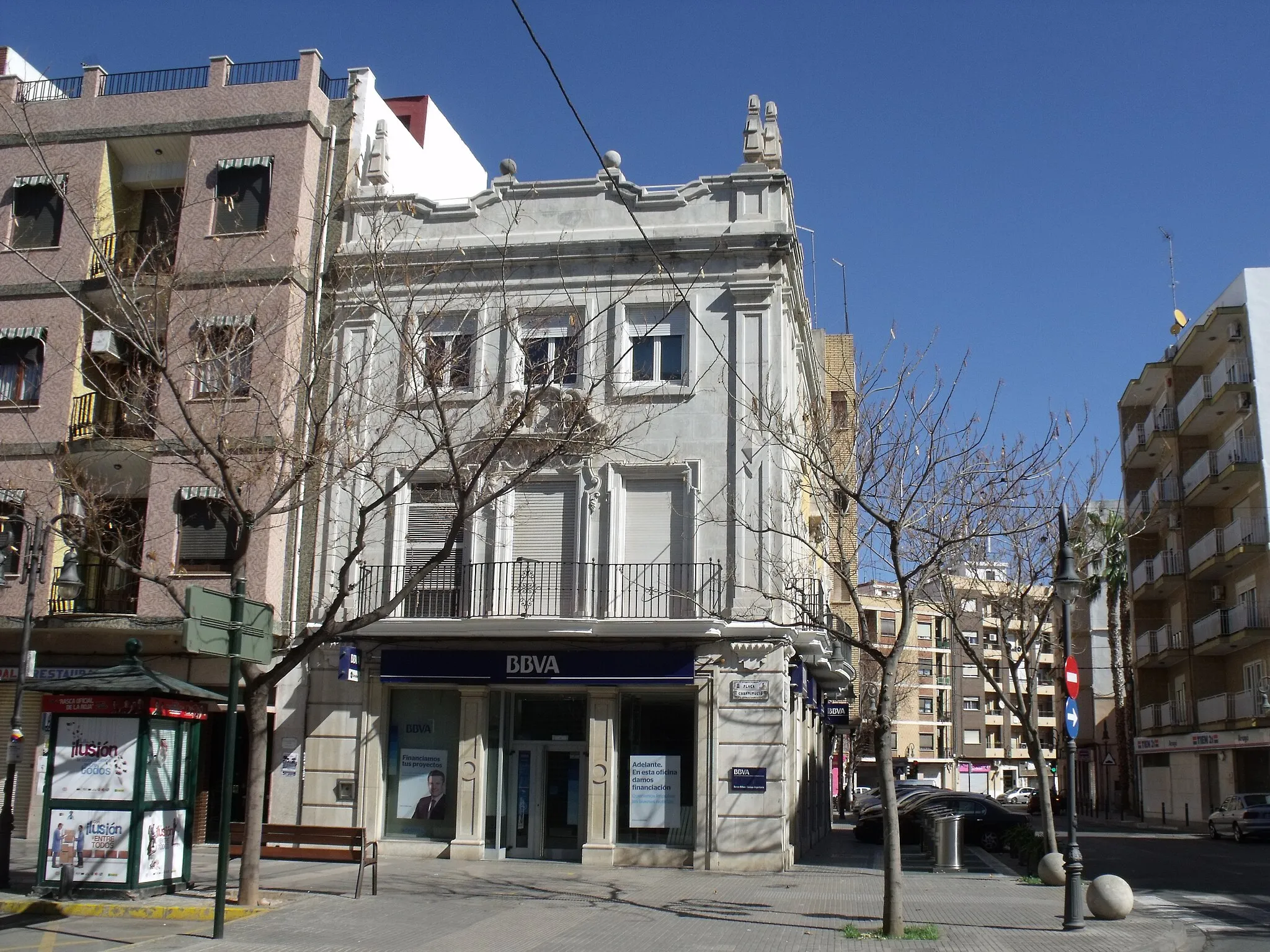 Photo showing: Edifici en el cantó de la plaça de la Constitució i el carrer Coladors, Aldaia.