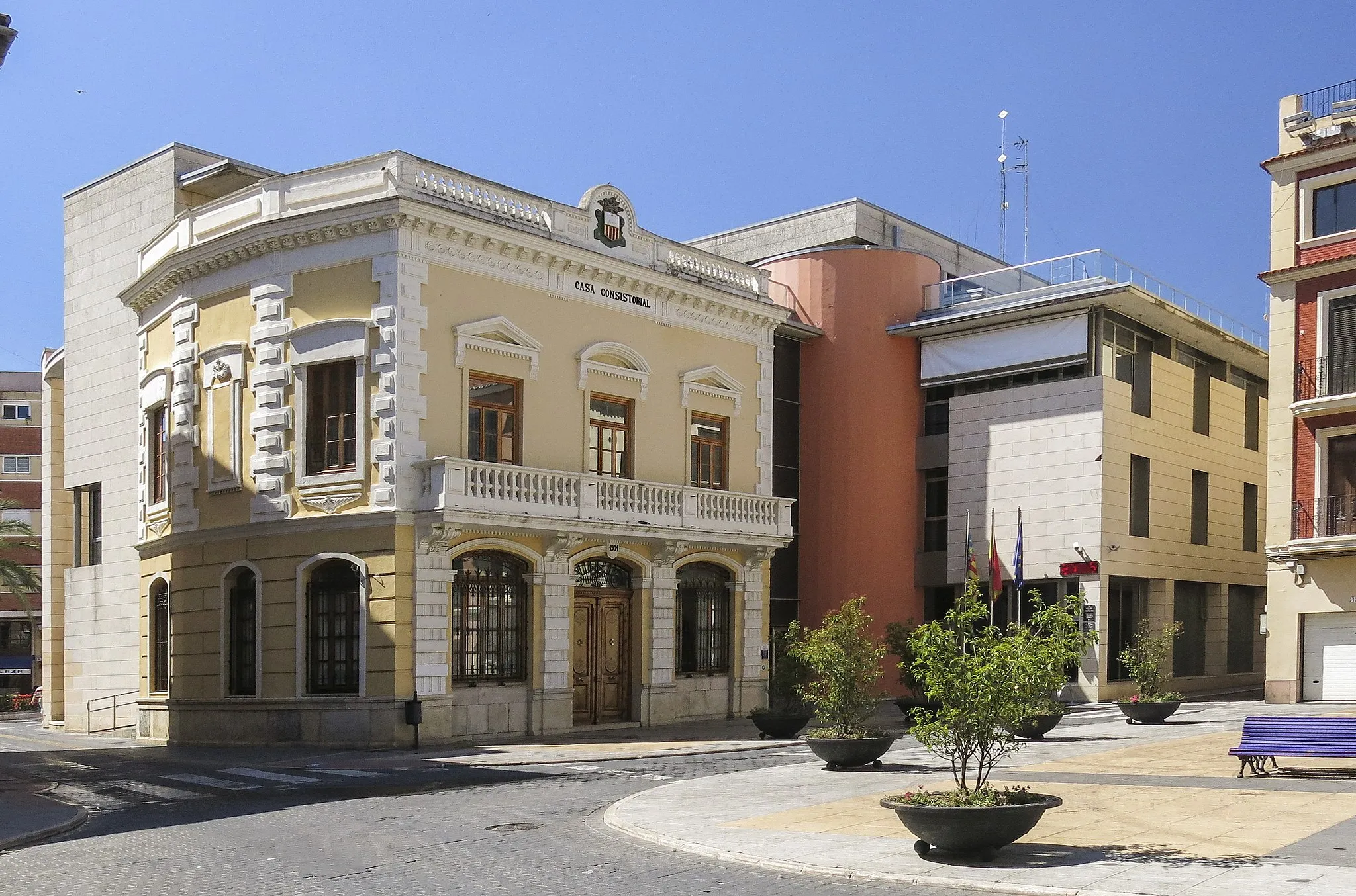 Photo showing: Algemesí és un municipi del País Valencià situat a la comarca de la Ribera Alta, de la qual és la segona ciutat més poblada. Limita amb Alzira, Alginet i Guadassuar (a la mateixa comarca) i amb Albalat de la Ribera, Polinyà de Xúquer i Sollana (a la Ribera Baixa). (Viquipèdia)