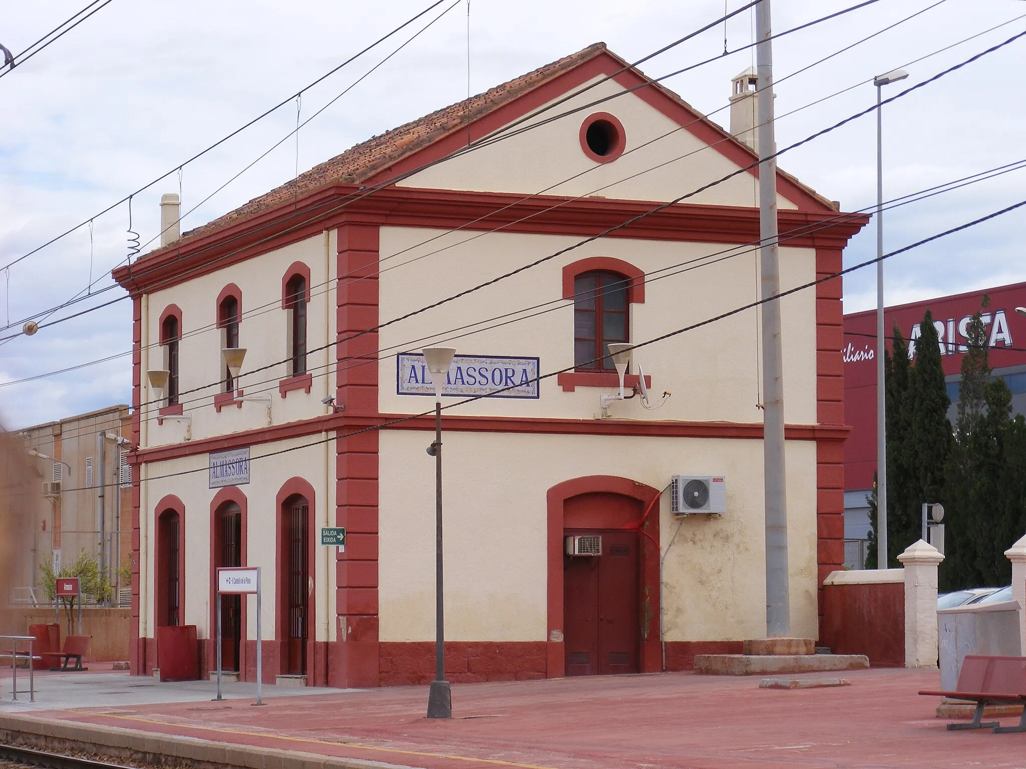 Photo showing: Train station in Almassora, Castelló province (Valencian Community).