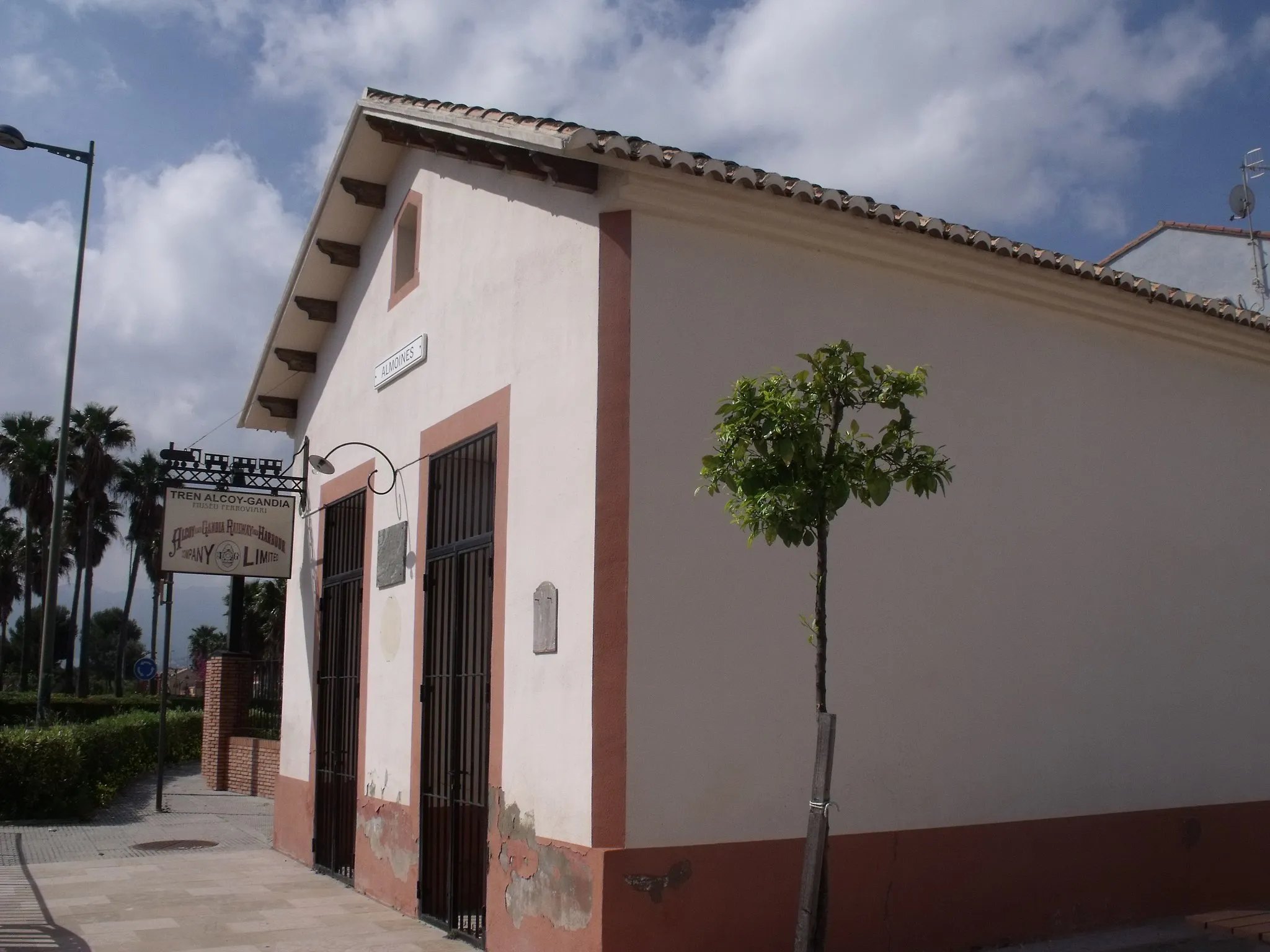 Photo showing: Imágenes del edificio y de la máquina de la asociación del antiguo tren Gandía-Alcoy