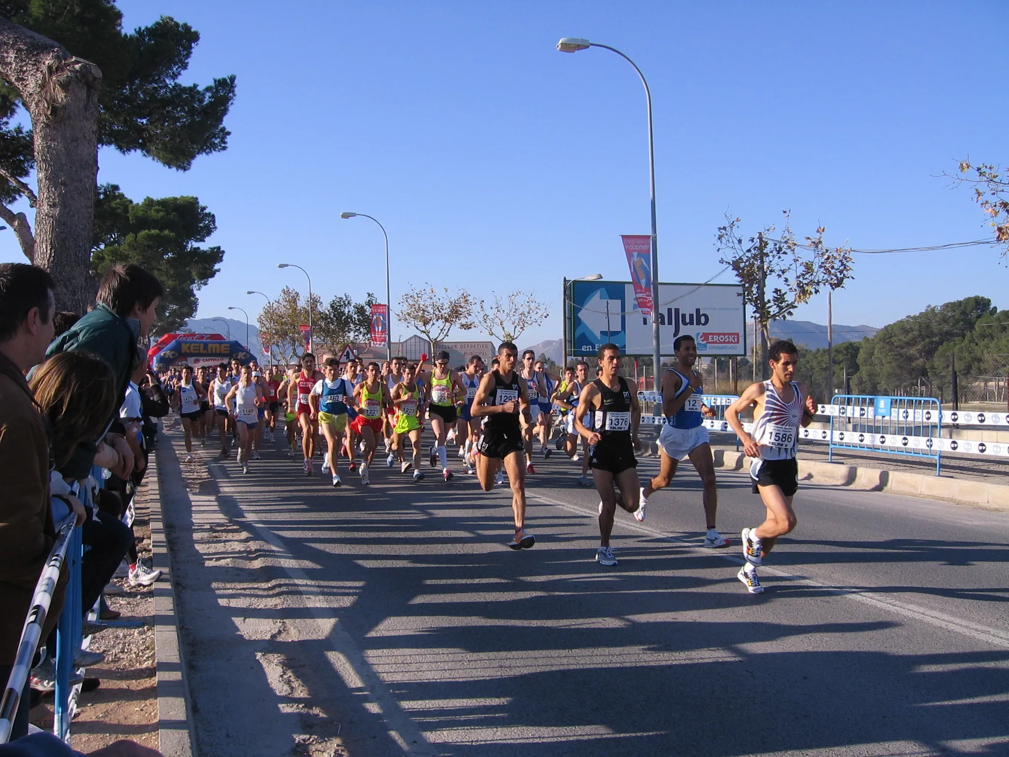 Photo showing: Salida de la Media Maratón de Aspe. Año 2006.