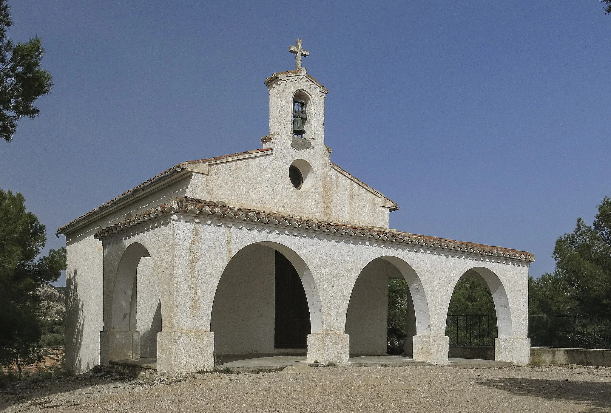 Photo showing: El lloc on està l'Ermita de Sant Isidre permet la contemplació d'unes vistes immillorables de la vall de Beneixama i dels pobles de la rodalia... Va ser construïda a la mitjania del segle XX. Al seu interior hi ha la imatge de Sant Isidre. (Viquipèdia)