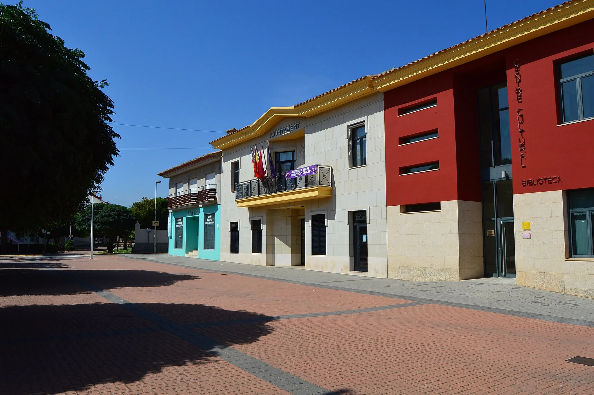 Photo showing: Vista de l'Ajuntament i del Centre Cultural que alberga la Biblioteca Municipal