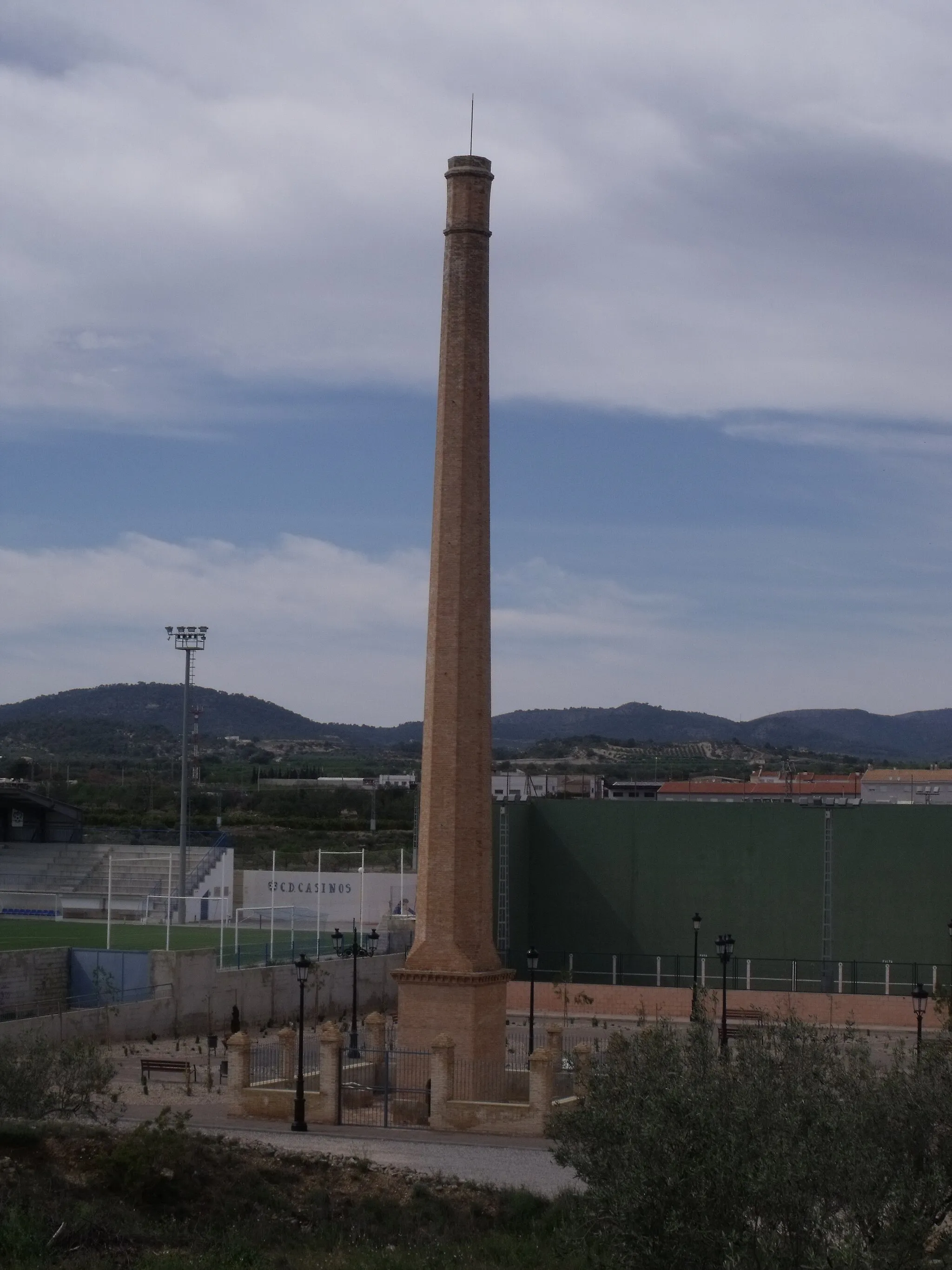 Photo showing: Chimenea protegida de una antigua fábrica