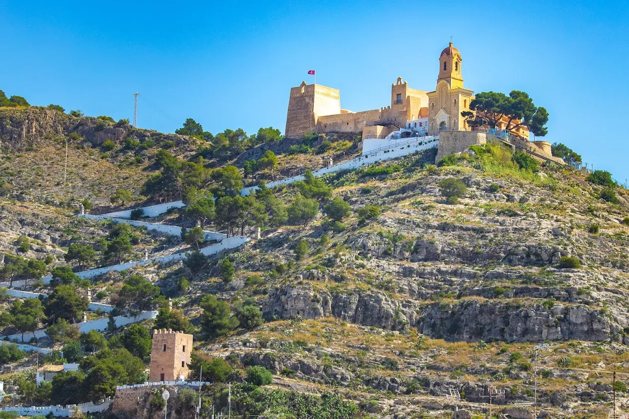 Photo showing: Castillo de Cullera y camino del Calvario