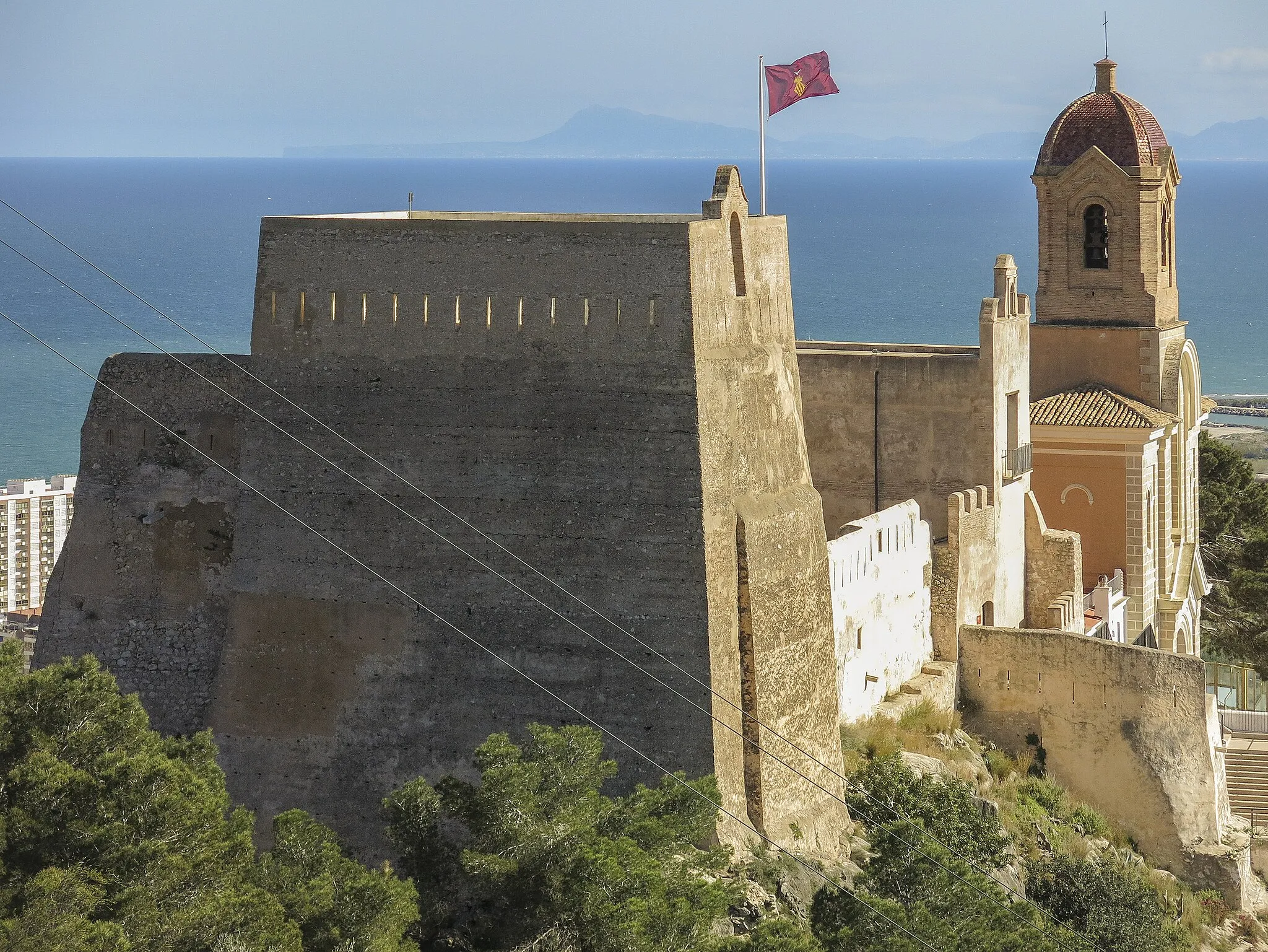 Photo showing: El castell i muralles de Cullera són un conjunt d'arquitectura militar musulmana que es troba a l'esmentada població valenciana. Formen un Bé d'interès cultural amb número 46.21.105-015 i anotació ministerial RI - 51-0004867, de 27 d'abril de 1983. Des de 1997 alberga el Museu Municipal d'Història i Arqueologia de Cullera. (Viquipèdia)