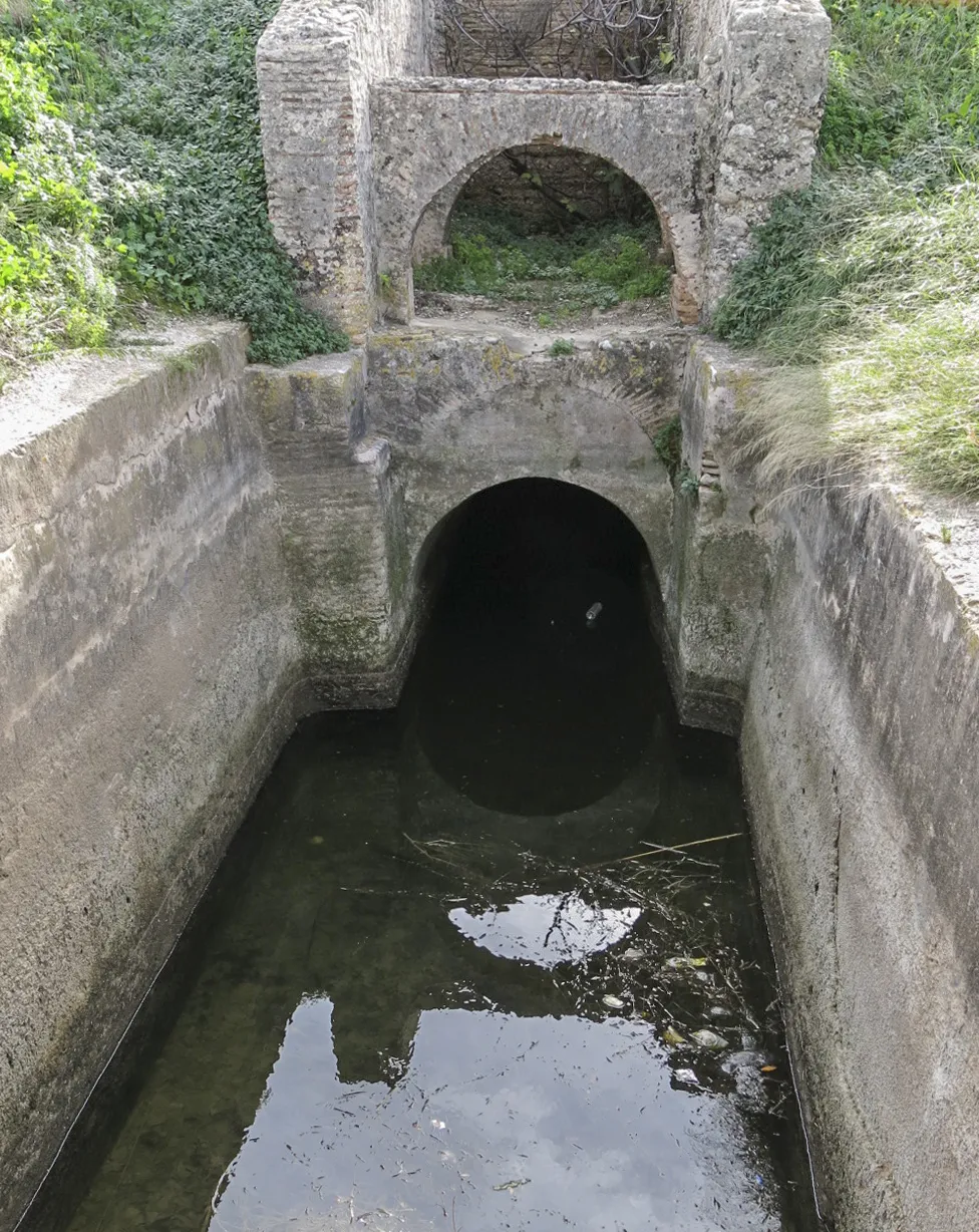 Photo showing: És un sifó de la Séquia Reial del Xúquer construït al segle XV quan arriba la séquia al riu Magre (Viquipèdia)