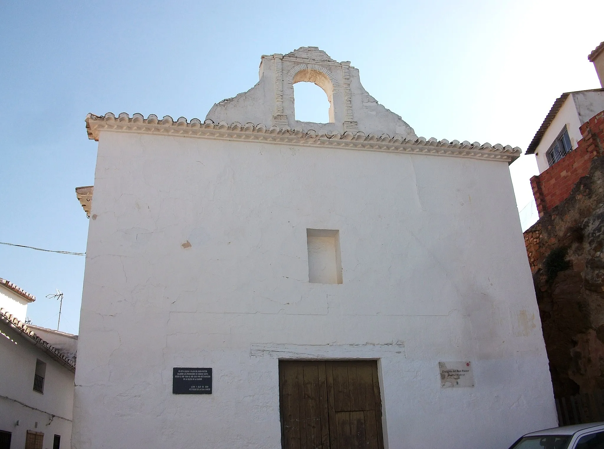 Photo showing: Església del Bon Pastor, segle XIII, Llíria. Edifici convertit en església aprofitant les restes d'una sala de l'antic hospital medieval. Té una estructura d'arcs diafragmàtics i posseeix les restes d'unes pintures murals italogòtiques del segle XIV que amb un dibuix expressiu representen el calvari i l'anunciació de Jesucrist.