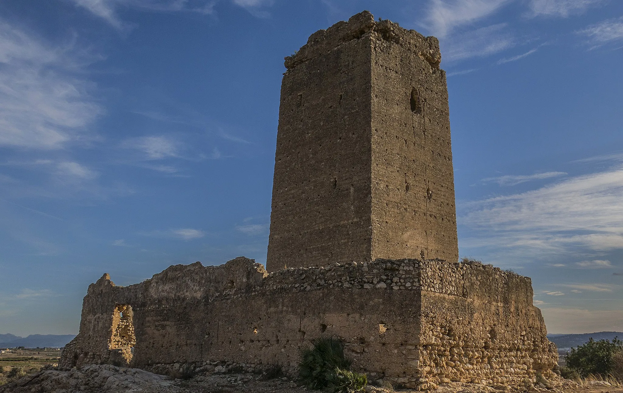 Photo showing: El castell d'Alèdua, al terme municipal de Llombai, a la Ribera Alta (País Valencià), és una plaça fortificada islàmica construïda a finals del segle XII, situada sobre un turó al marge esquerre del riu Magre a uns 4 quilòmetres de la població, en el despoblat d'Alèdua.
Aquesta fotografia ha sigut editada en:

CORTÉS, Josepa; Furió, Antoni; i Pons, Vicent: Les alqueries de la Ribera al segle XIII. En Vil·les, alqueries i cases de camp: Poblament dispers, noves poblacions i urbanitzacions a la Ribera del Xúquer. Publicacions de la Universitat de València; editors: FURIÓ DIEGO, Antoni i CATALÀ CEBRIÀ, Joan Baptista; 28 de febr. 2022 - 604 pàgines; ISBN 8491333908, 978-84-9133-390-6. Pàgina 243.