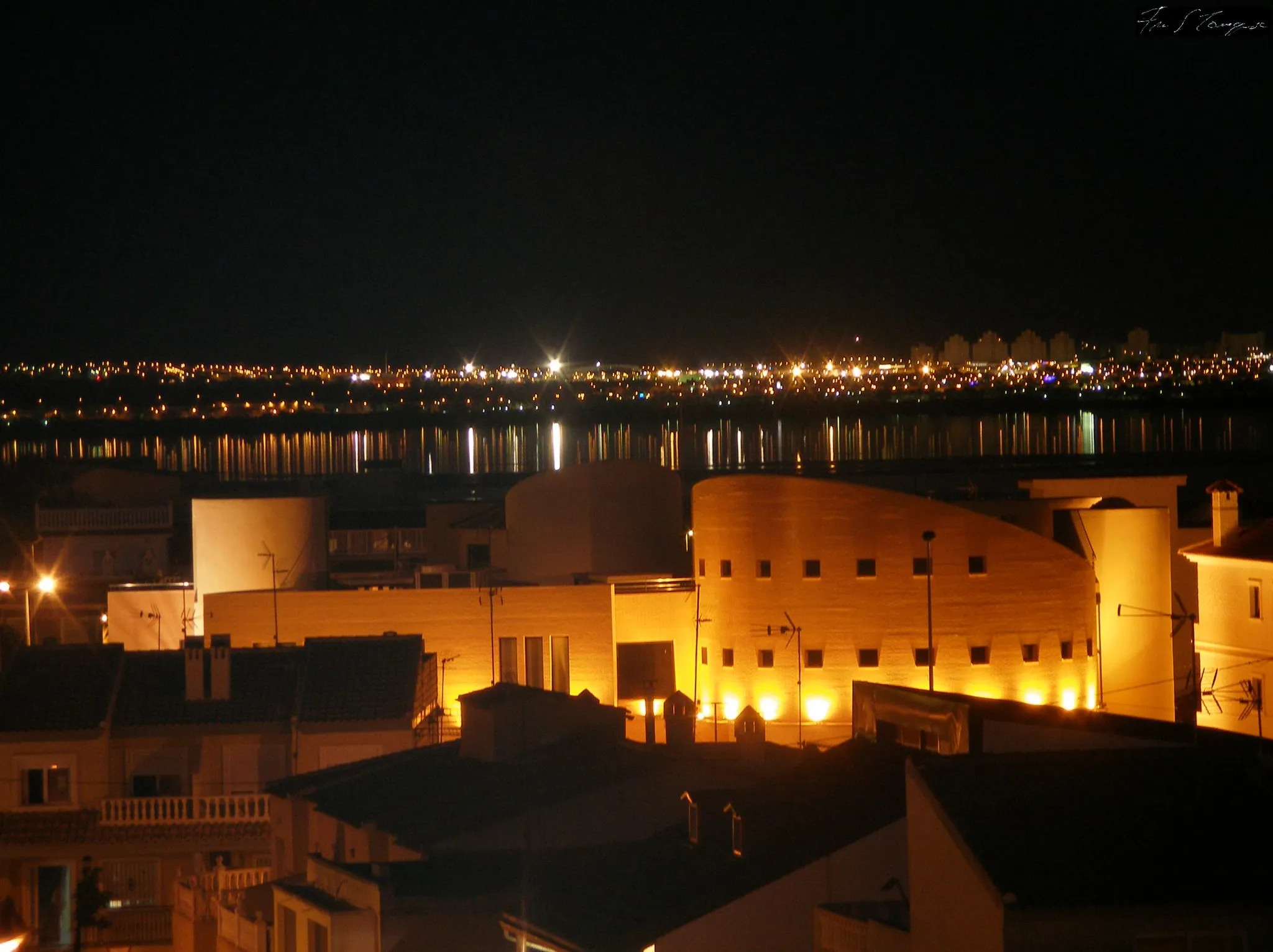 Photo showing: Vista del Ayuntamiento de Los Montesinos de noche, en Alicante (España). Sin fuente.