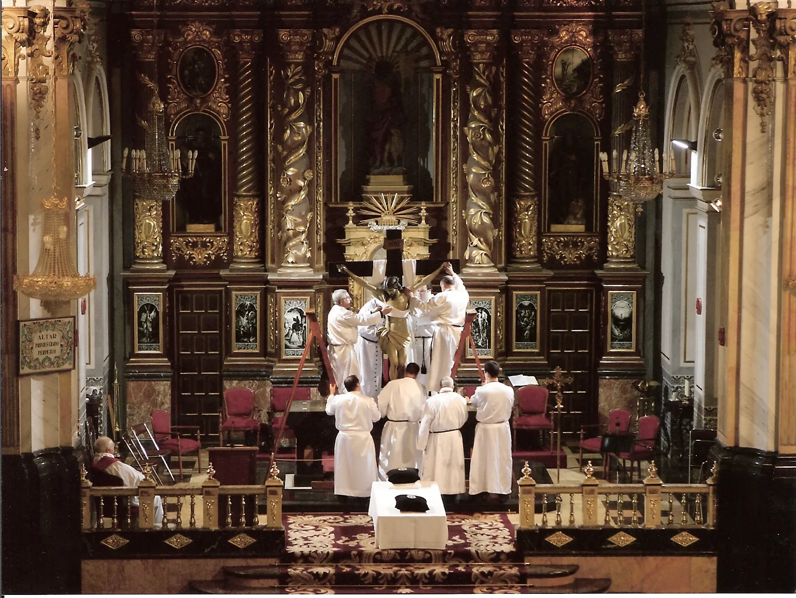 Photo showing: Acto del Descendimiento que se realizo en la tarde del Viernes Santo de 2009 en la Iglesia Parroquial de San Juan Bautista de Manises, por los hermanos de la Virgen de la Soledad.