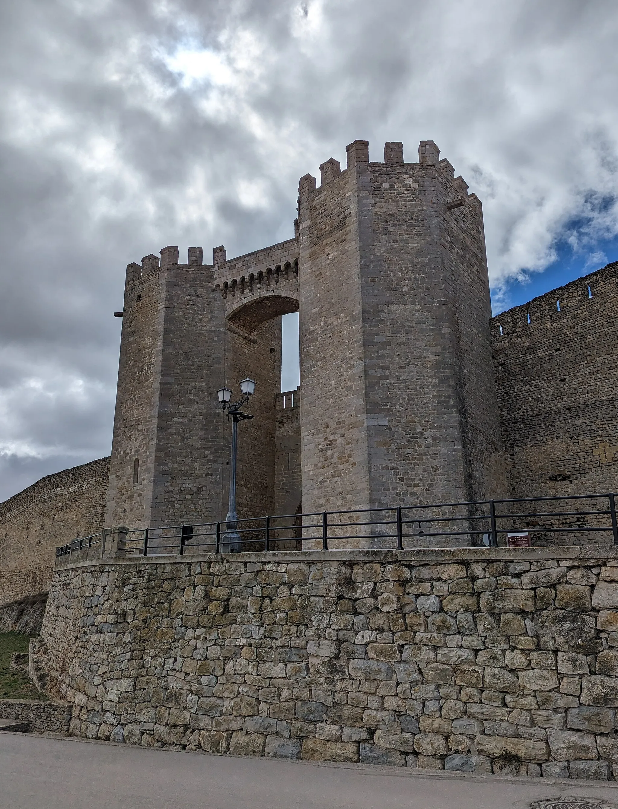 Photo showing: Puerta de Sant Miquel, en Morella (Castellón, España).