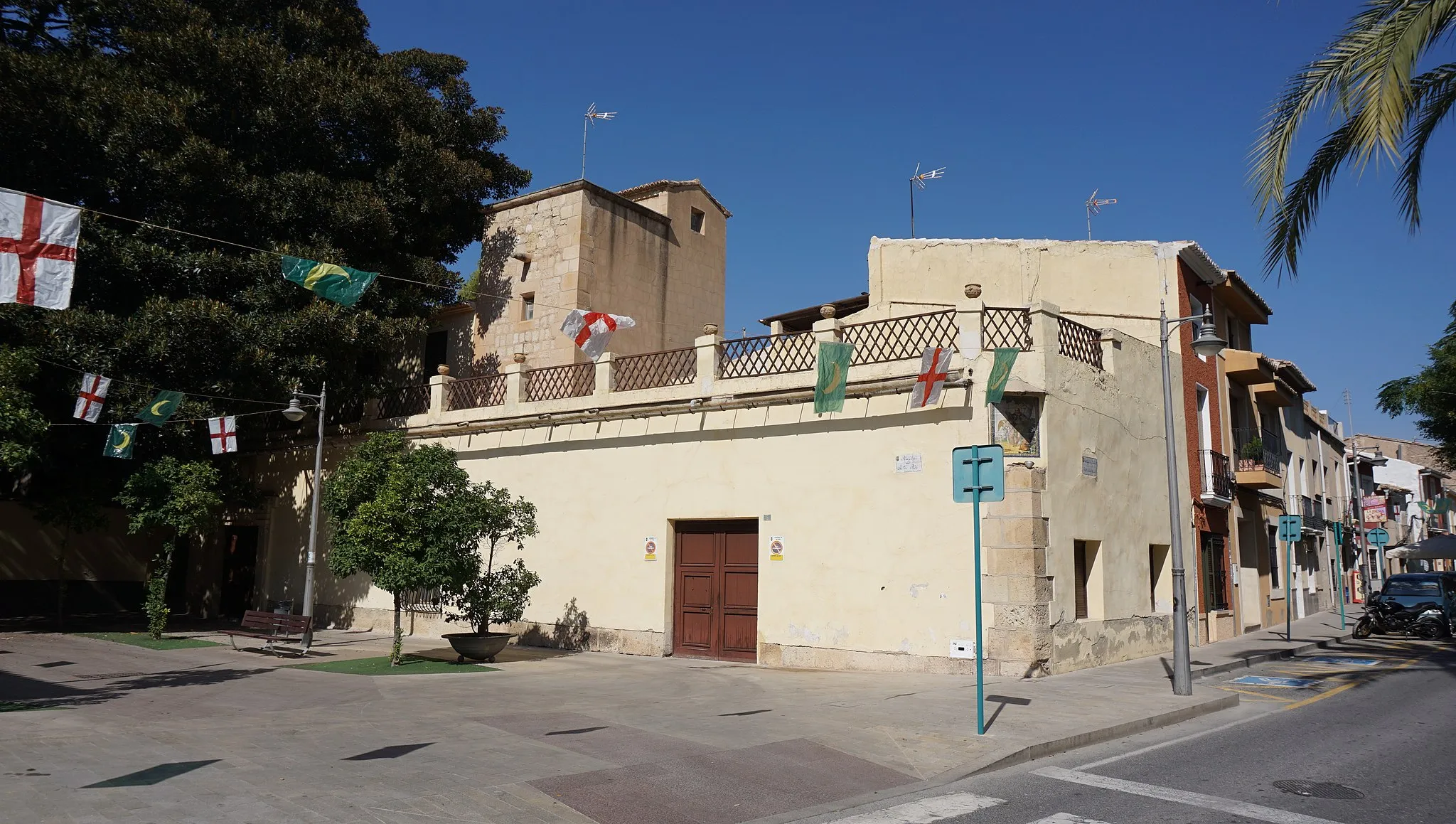 Photo showing: Se puede observar en el centro derecha la Torre Ferraz, a su izquierda se ve el ficus que asoma del Jardín de la Finca Casa de Ferraz. Se distingue el cruce entre el Paseo de la Constitución y la plaza San Roque.
