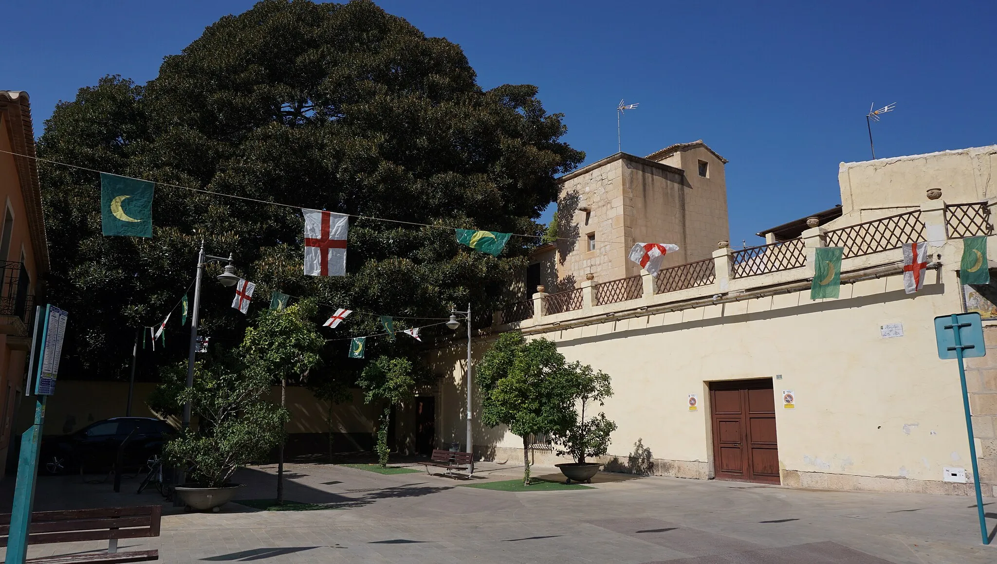 Photo showing: Se puede observar en el centro derecha la Torre Ferraz, a su izquierda se ve el ficus que asoma del Jardín de la Finca Casa de Ferraz, y también se observa la plaza San Roque, en la que desemboca la finca.