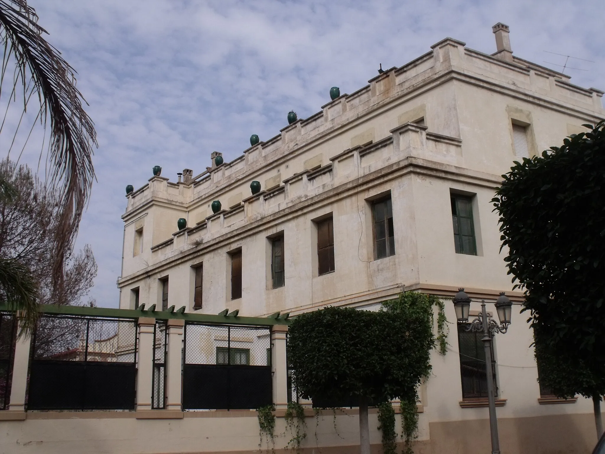 Photo showing: Vista general de uno de los edificios de los cuarteles de Paterna.