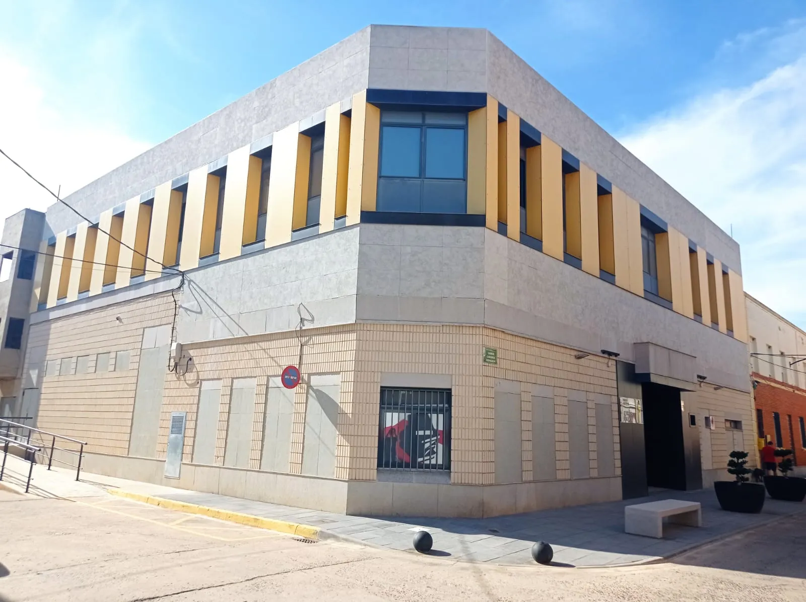 Photo showing: Edifici on està la Biblioteca de Polinyà de Xúquer