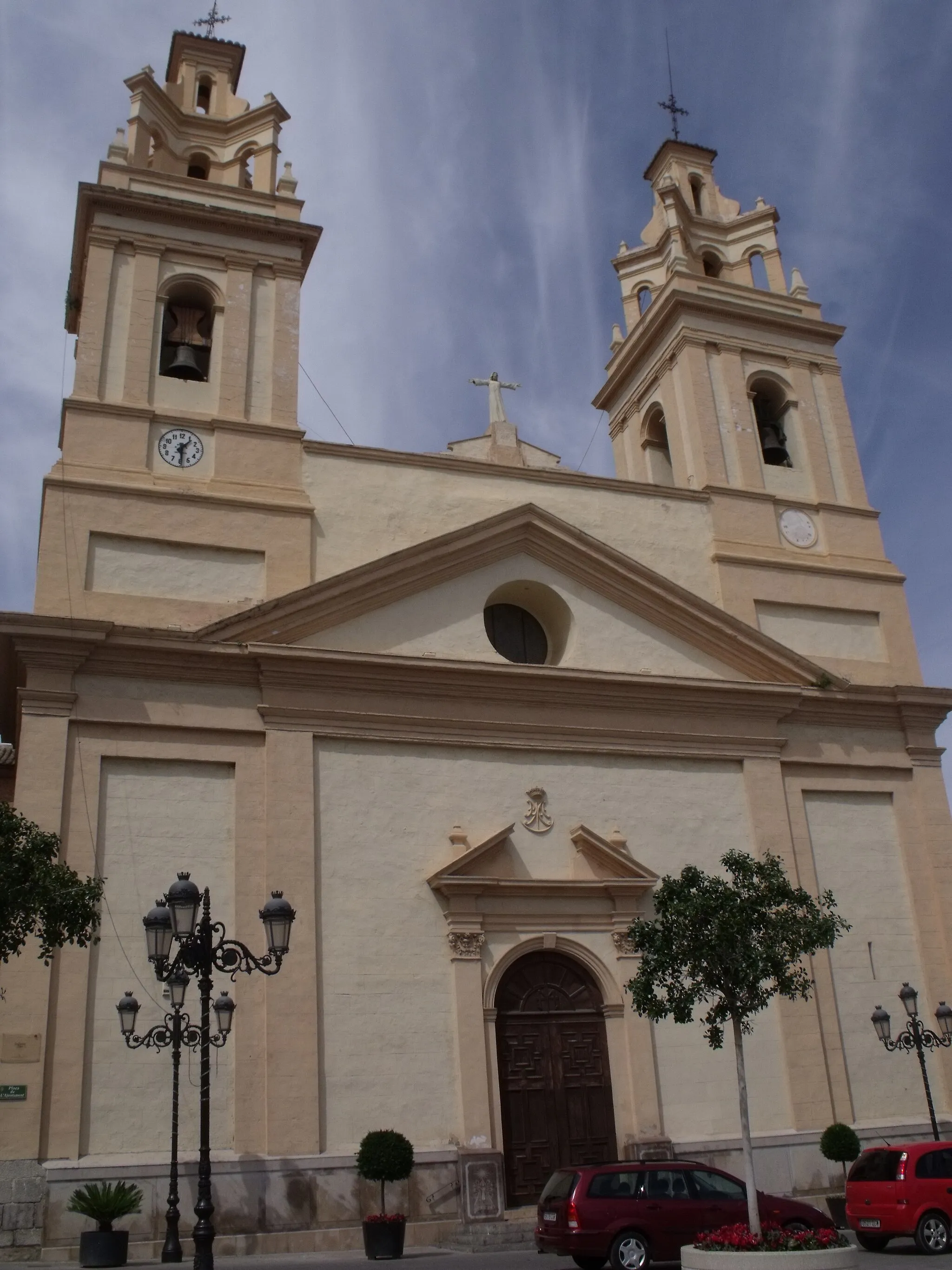 Photo showing: Plaza del Ayuntamiento de Ribarroja del Turia. Iglesia Parroquial de la Asunción.