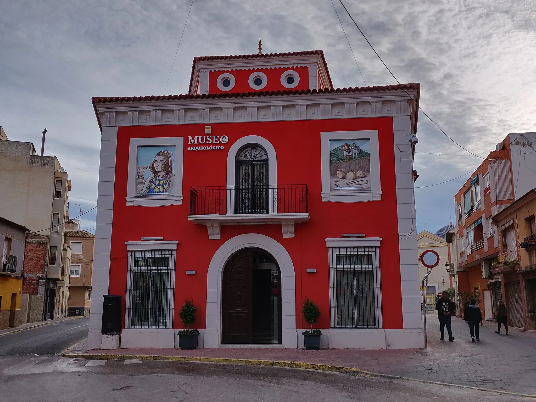 Photo showing: Fachada del museo Arqueológico-Paleontológico de Rojales